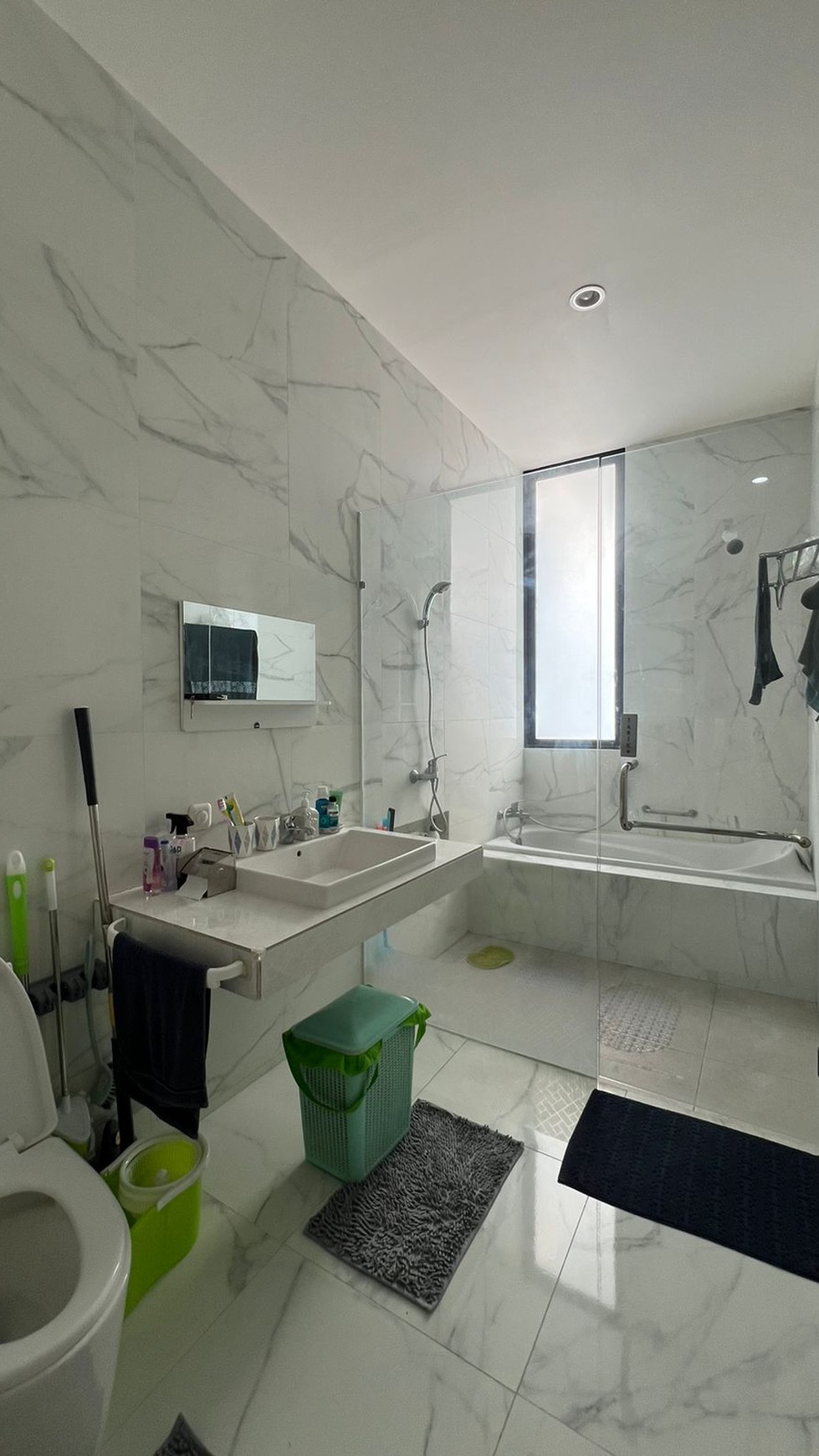 Dijual Rumah Graha Natura Surabaya SEMI Furnished dekat GWalk Citraland , Pakuwon Mall, PTC, Supermall