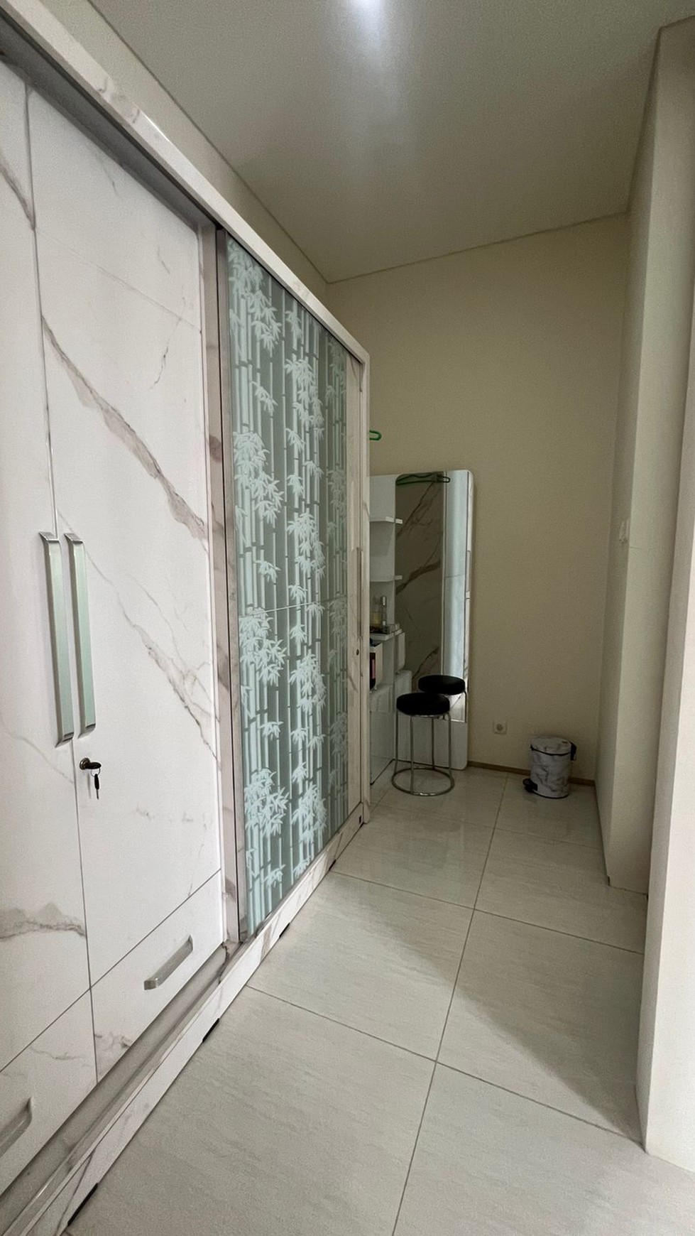 Dijual Rumah Graha Natura Surabaya SEMI Furnished dekat GWalk Citraland , Pakuwon Mall, PTC, Supermall