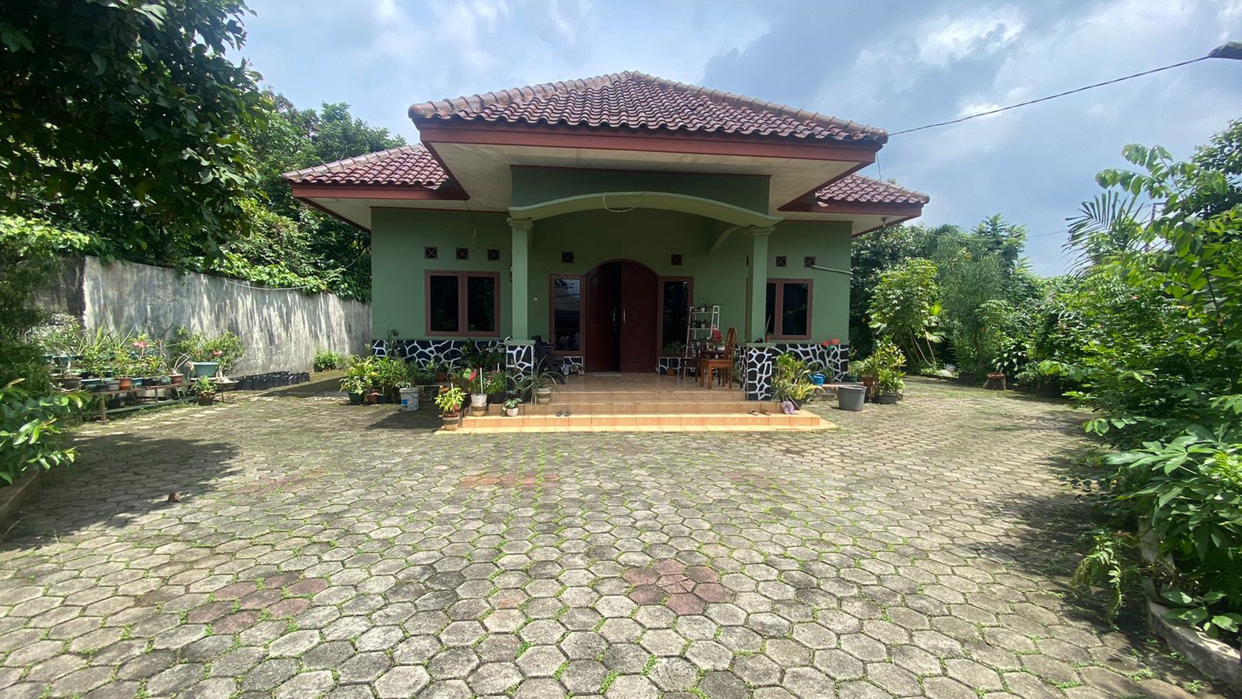 Rumah dengan Lahan Luas 1000 m2 di Leuwinanggung Cibubur