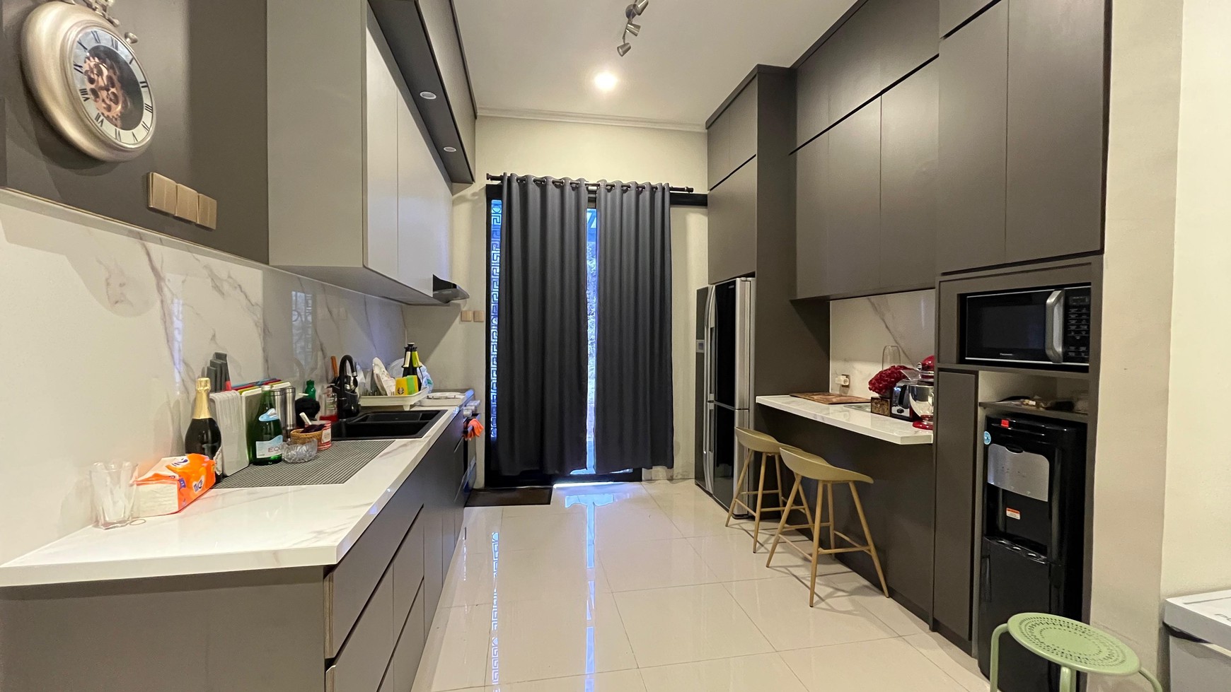 Hunian Semi Furnished Elegan Dan Mewah Dengan 5+1 Kamar Tidur di Cirendeu