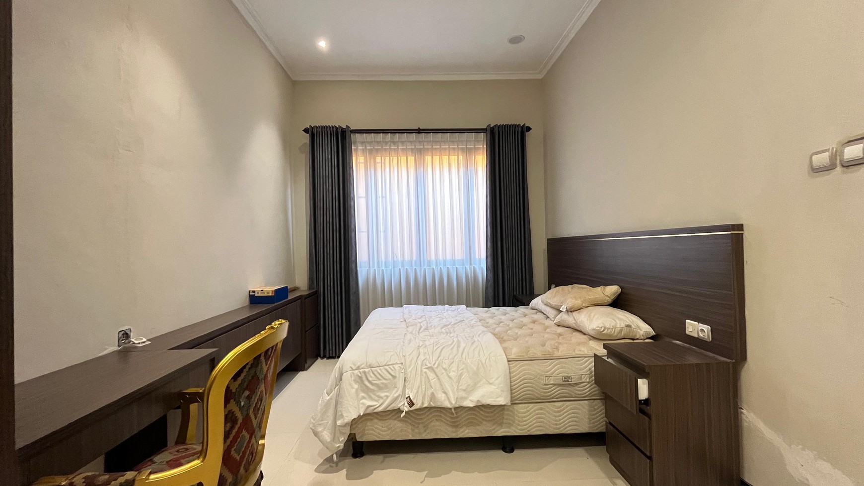 Hunian Semi Furnished Elegan Dan Mewah Dengan 5+1 Kamar Tidur di Cirendeu