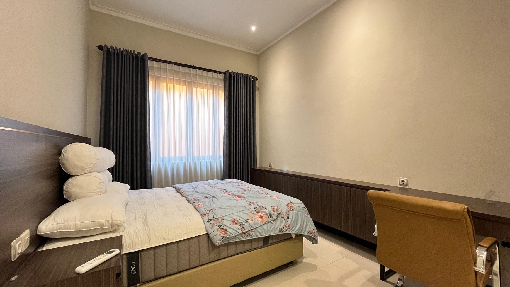 Hunian Semi Furnished Elegan Dan Mewah Dengan 5+1 Kamar Tidur di Cirendeu