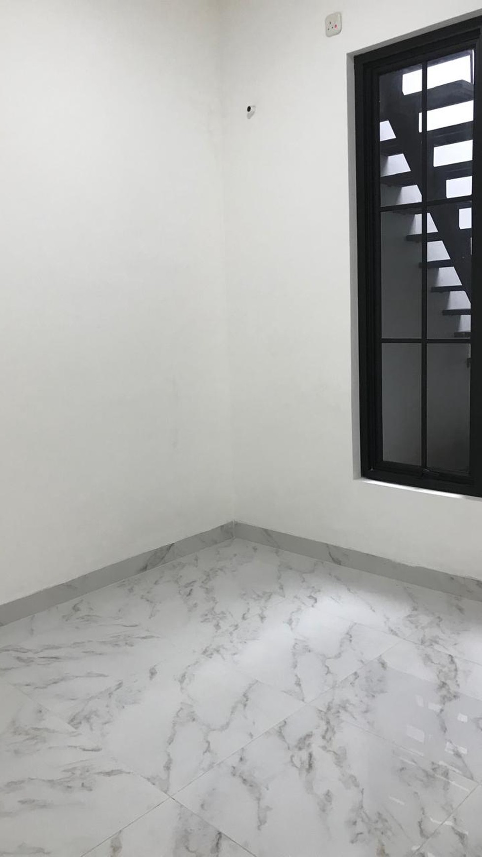 Rumah Baru modern 1.5 lantai di Griya Loka BSD