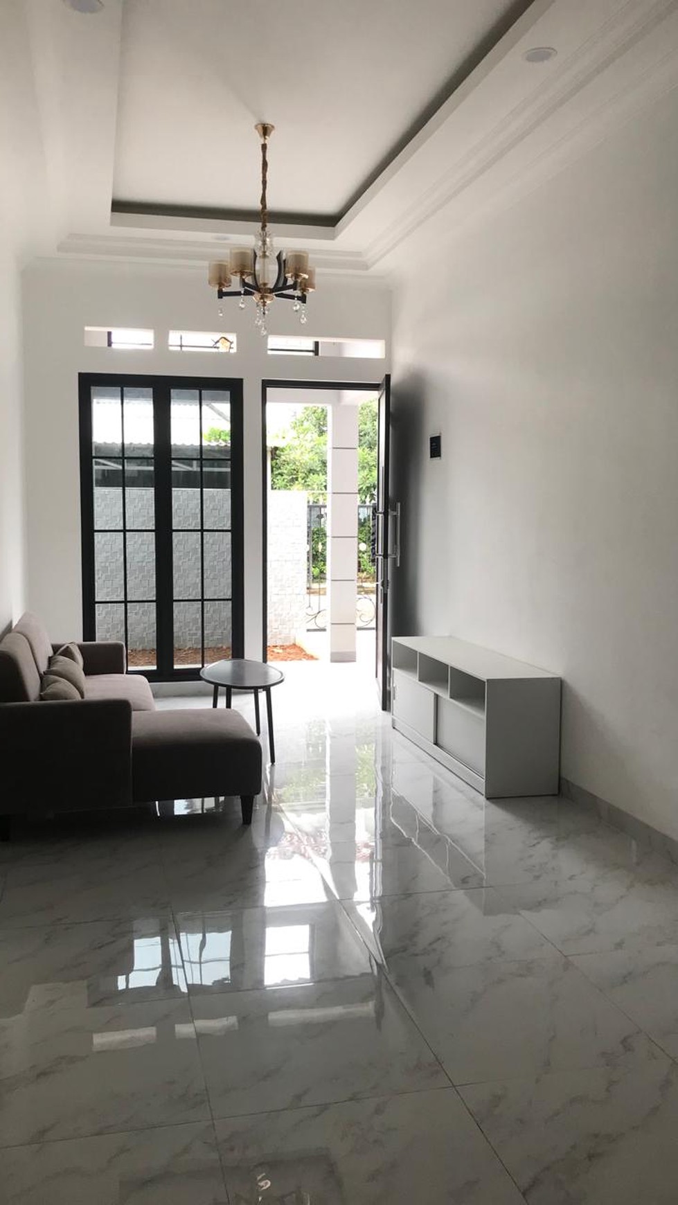 Rumah Baru modern 1.5 lantai di Griya Loka BSD