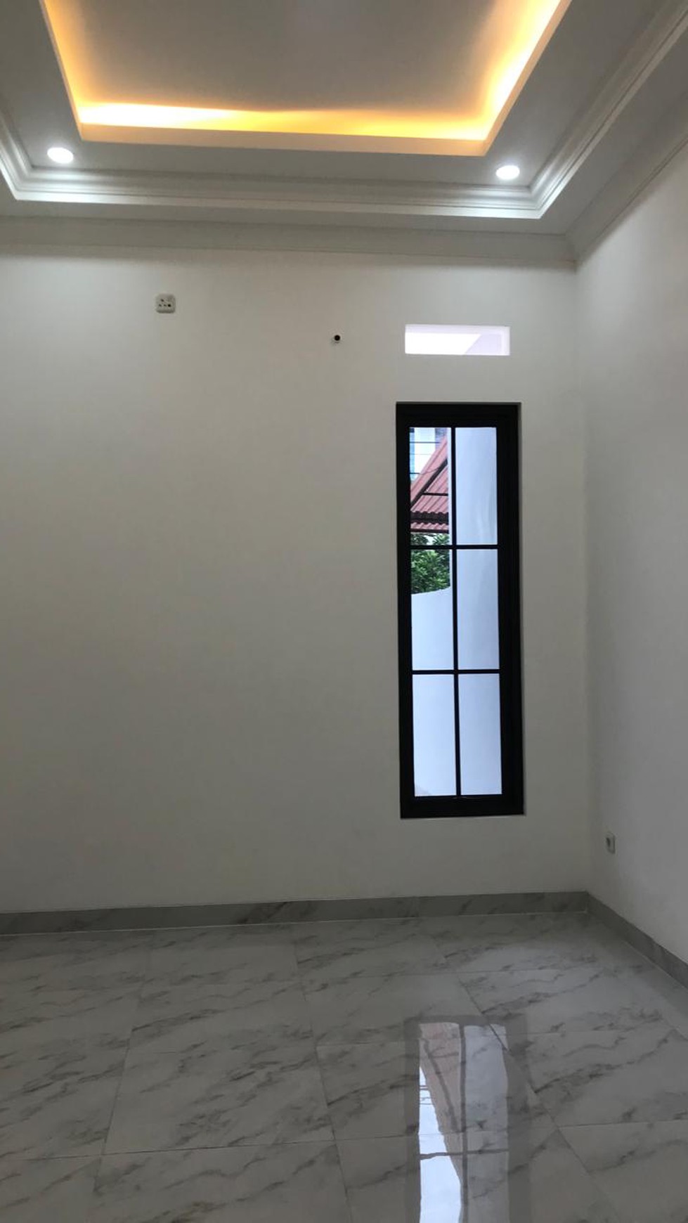 Rumah Baru modern 1.5 lantai di Griya Loka BSD