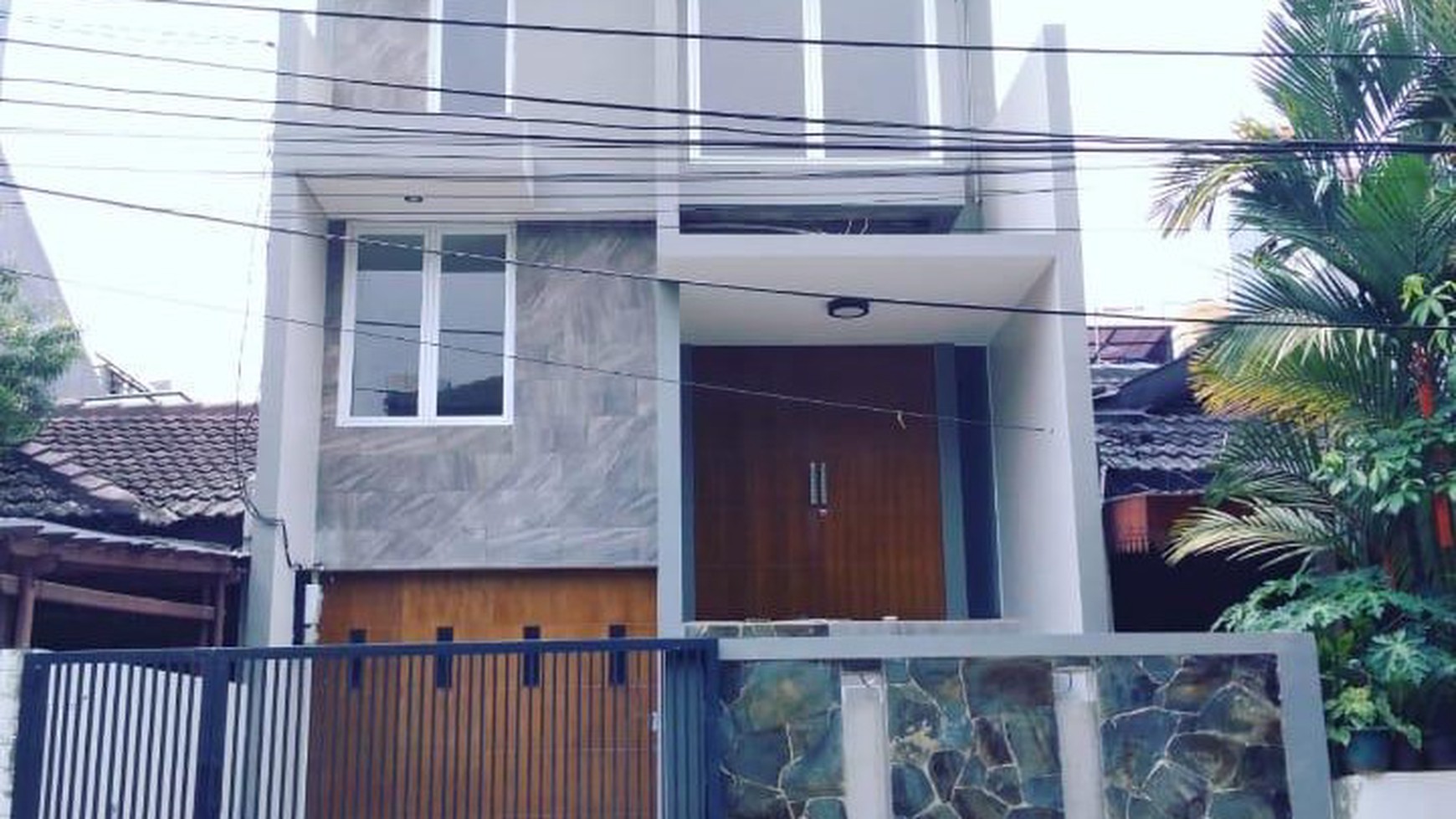 Dijual rumah 3 Lantai di Pondok Indah, Jakarta Selatan Akses lokasi yang sangat Strategis