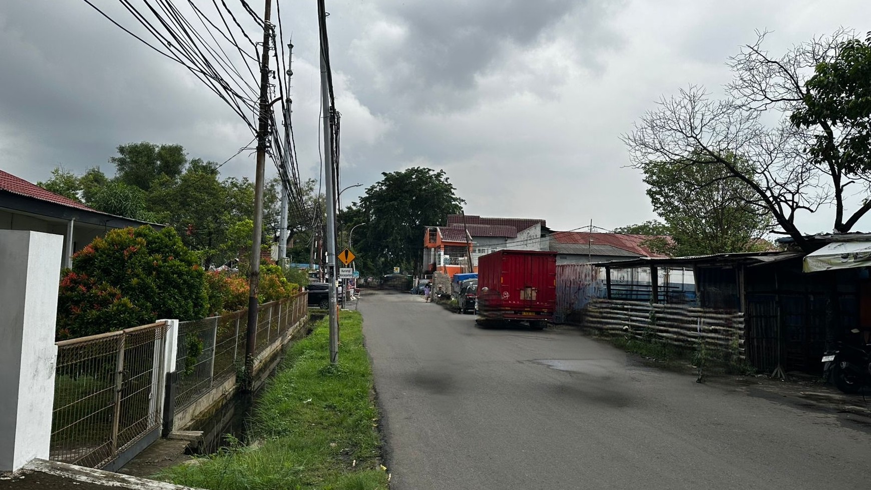 Tanah Strategis di Jl. Swadaya PLN, Jakarta Timur - Kesempatan Emas untuk Investasi Anda!