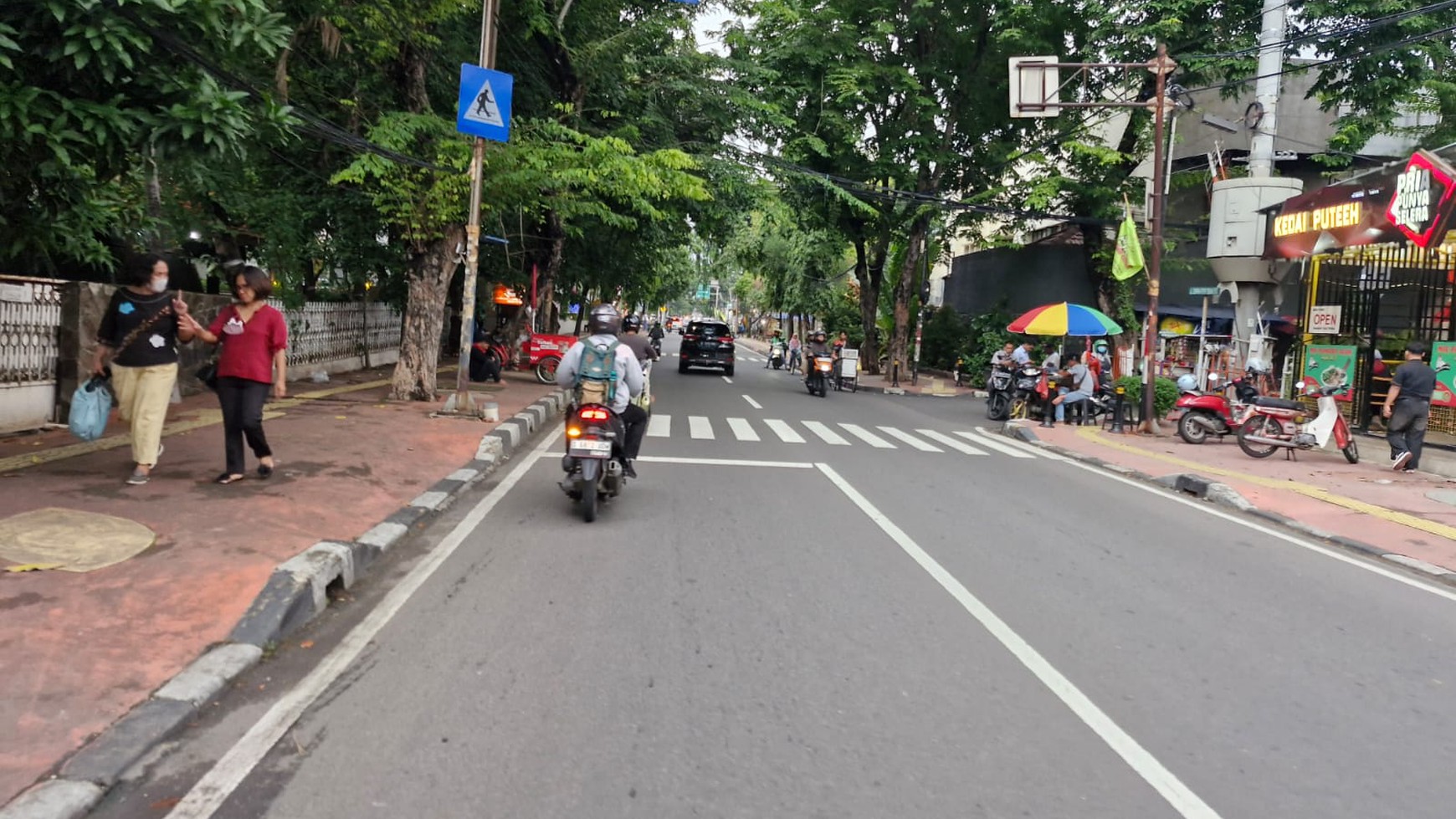 Di Sewakan Rumah lama lokasi di  Jl. Cempaka Putih Raya Jakarta Pusat