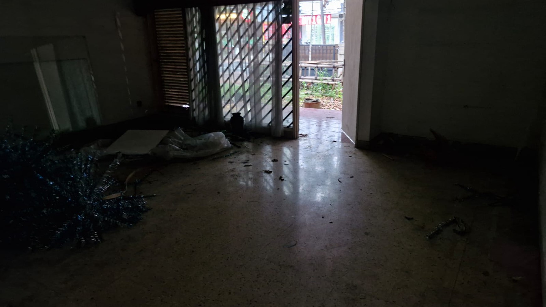 Di Sewakan Rumah lama lokasi di  Jl. Cempaka Putih Raya Jakarta Pusat