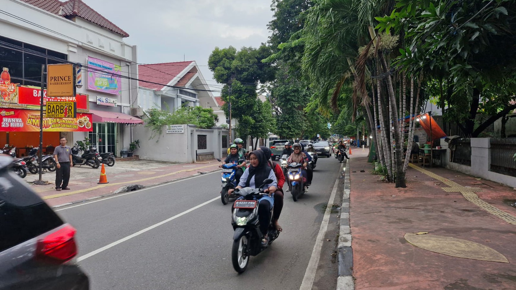 Di Sewakan Rumah lama lokasi di  Jl. Cempaka Putih Raya Jakarta Pusat