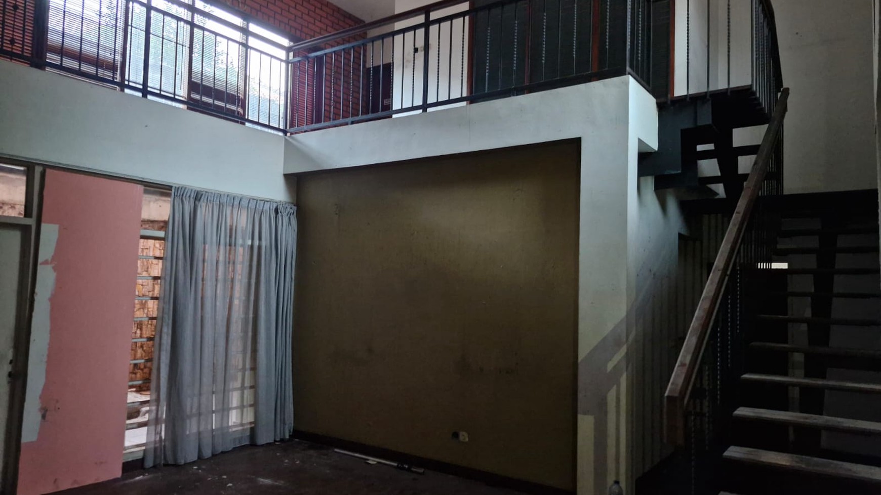 Di Sewakan Rumah lama lokasi di  Jl. Cempaka Putih Raya Jakarta Pusat