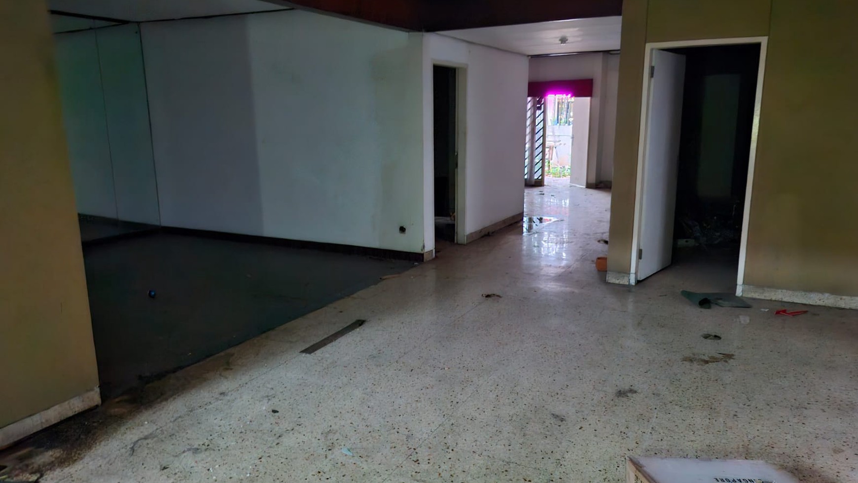 Di Sewakan Rumah lama lokasi di  Jl. Cempaka Putih Raya Jakarta Pusat