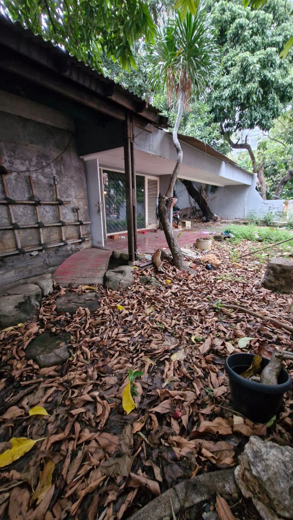 Di Sewakan Rumah lama lokasi di  Jl. Cempaka Putih Raya Jakarta Pusat