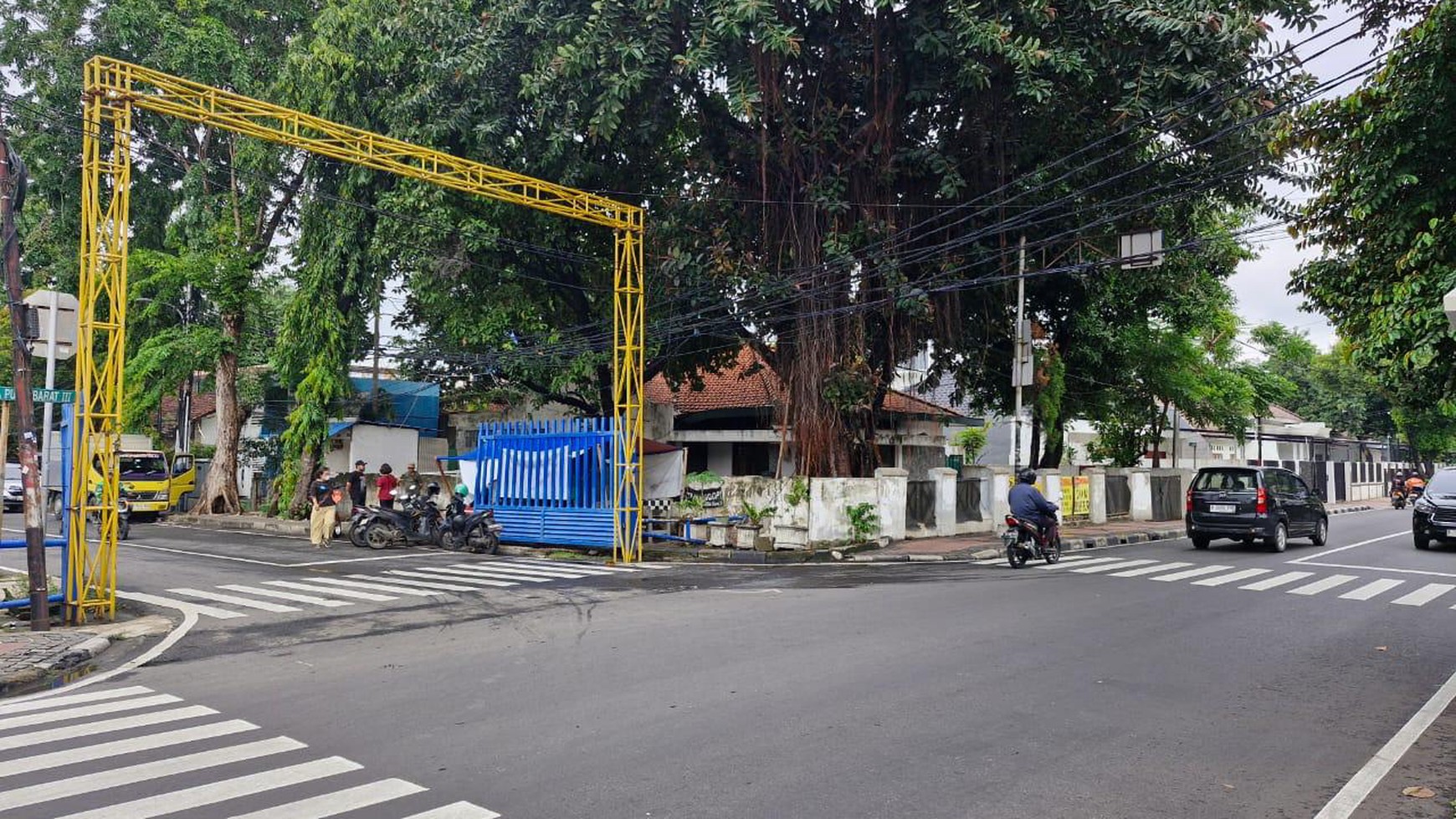 Di Sewakan Rumah lama dan tanah, lokasi Cempaka Putih Raya, Jakarta Pusat. Cocok untuk usaha restaurant, cafe, dan lain-lain karena lokasi pinggir jalan raya.