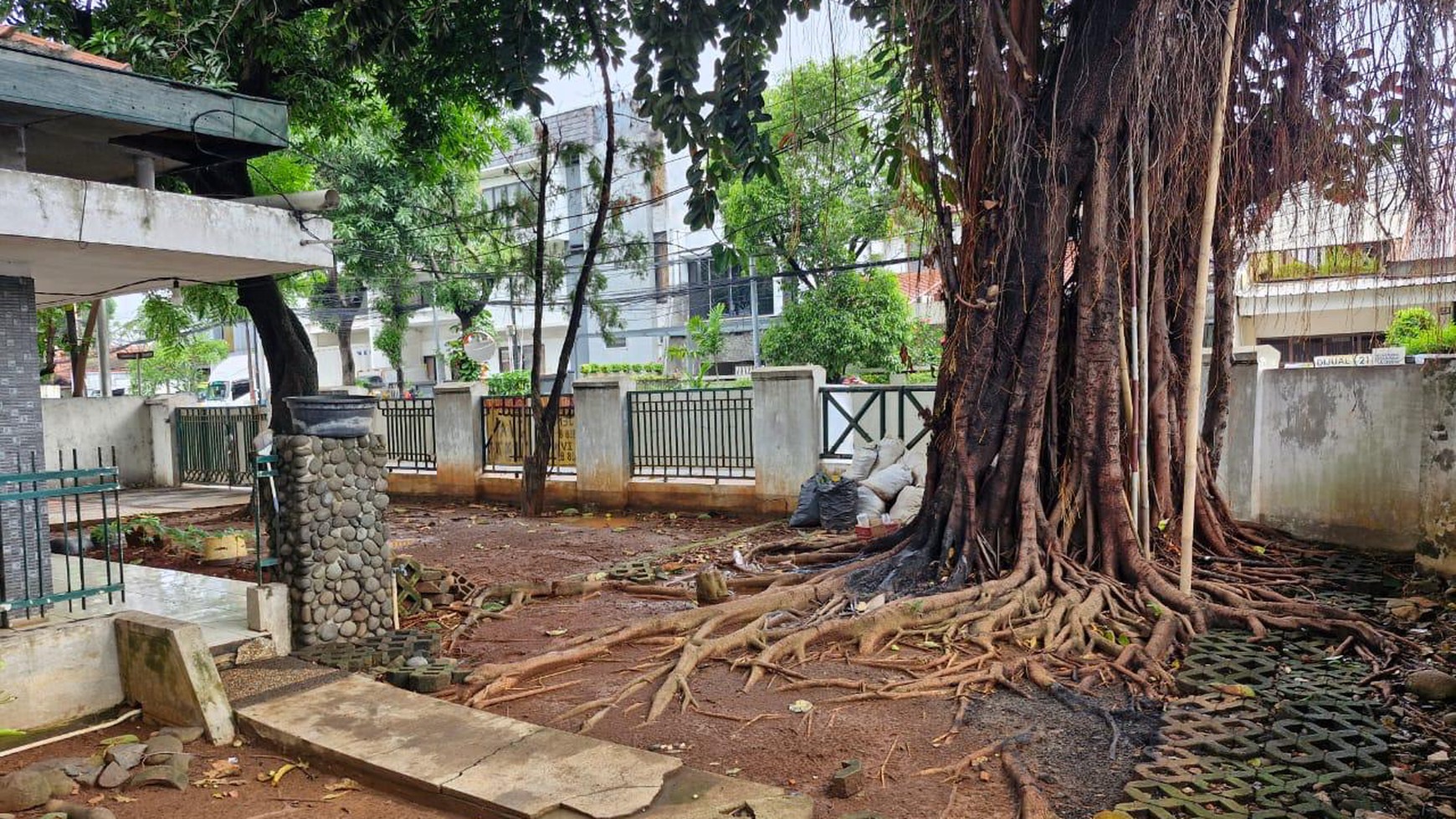 Di Sewakan Rumah lama dan tanah, lokasi Cempaka Putih Raya, Jakarta Pusat. Cocok untuk usaha restaurant, cafe, dan lain-lain karena lokasi pinggir jalan raya.