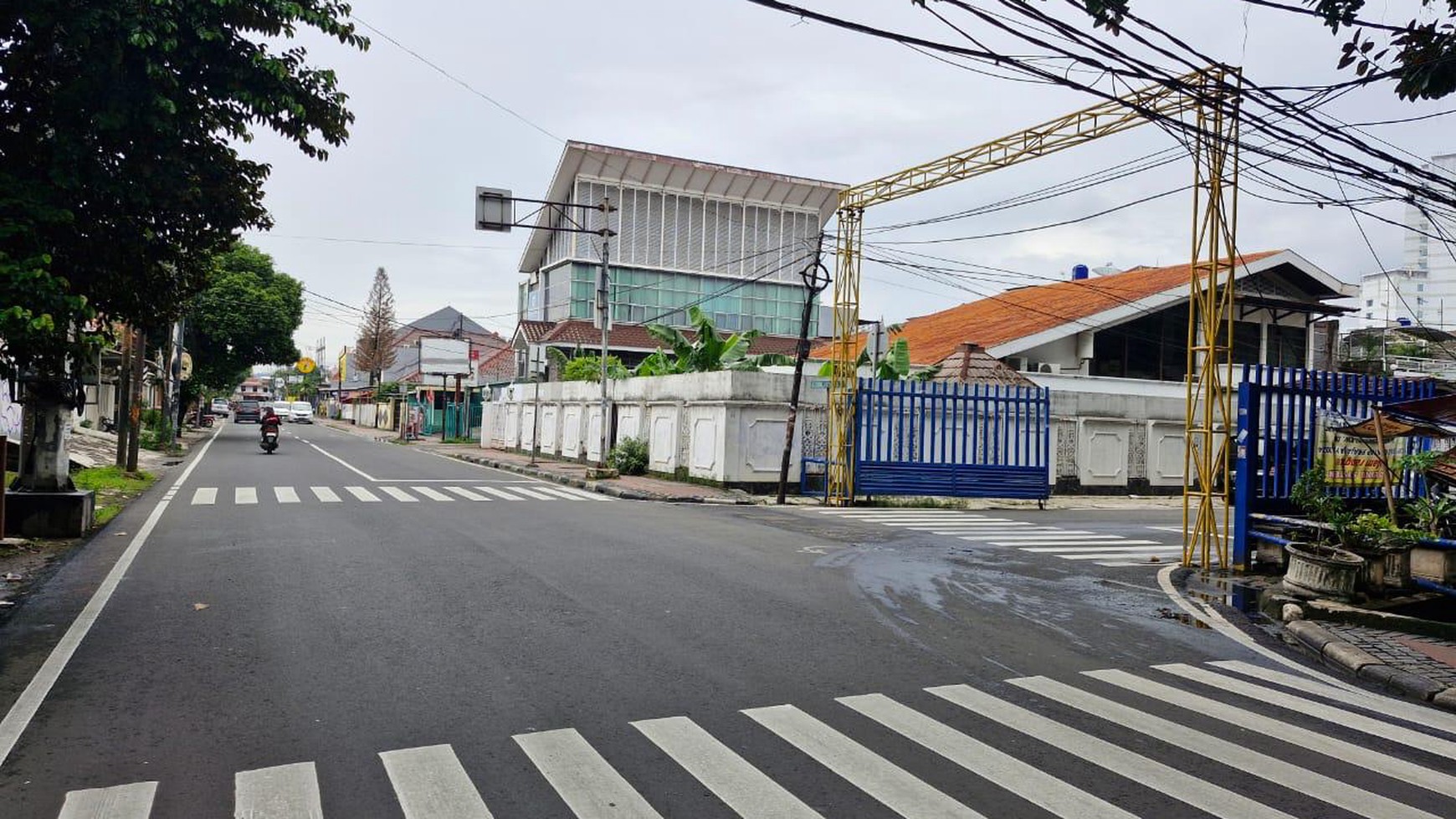 Di Sewakan Rumah lama dan tanah, lokasi Cempaka Putih Raya, Jakarta Pusat. Cocok untuk usaha restaurant, cafe, dan lain-lain karena lokasi pinggir jalan raya.