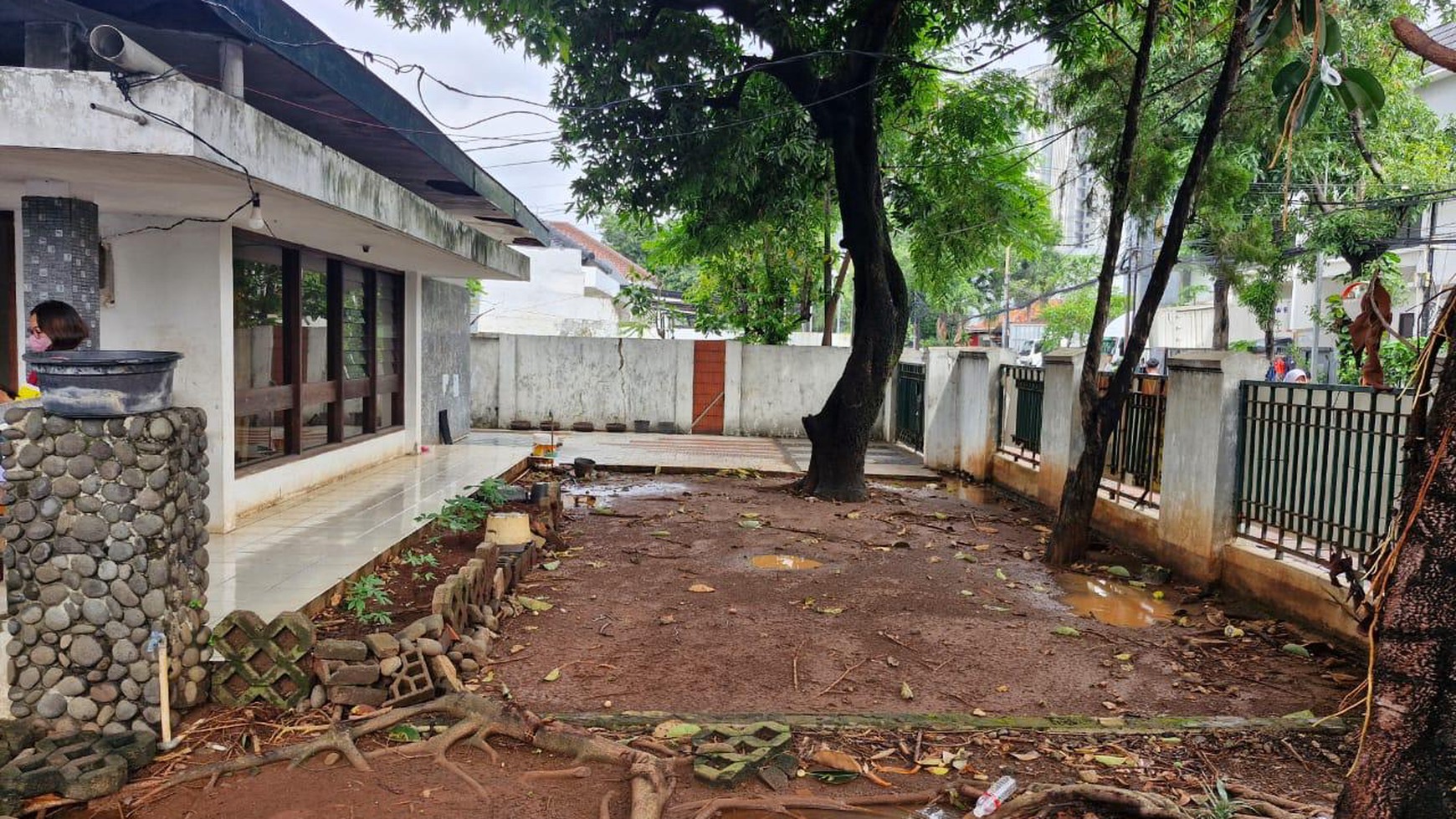 Di Sewakan Rumah lama dan tanah, lokasi Cempaka Putih Raya, Jakarta Pusat. Cocok untuk usaha restaurant, cafe, dan lain-lain karena lokasi pinggir jalan raya.