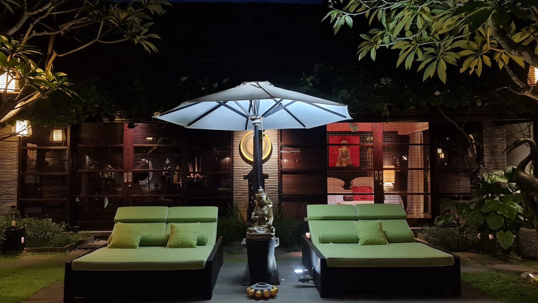 Leasehold Luxury 3 Bedroom Pool Villa part of 5 star villa complex close to Seminyak Beach Bali