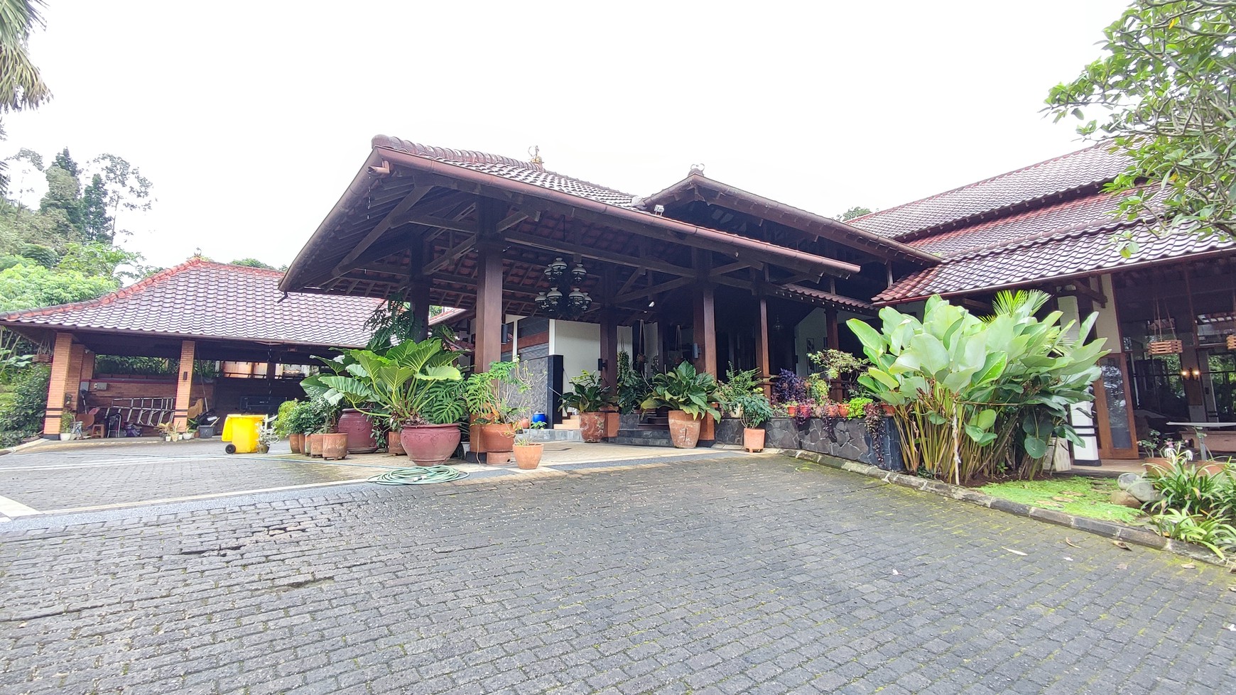 Jarang Ada. Villa mewah Puncak Ciawi Bogor, full kayu jati.. 