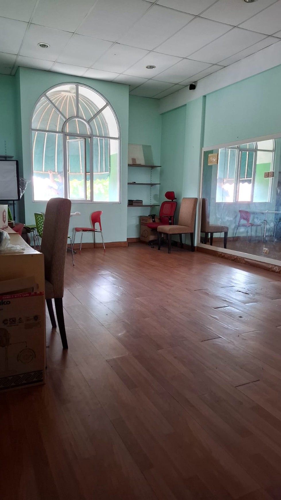 Dijual Ruko 3 lantai Berada di dalam kompleks bisnis area di Karang Tengah, Lebak Bulus, Jakarta Selatan.