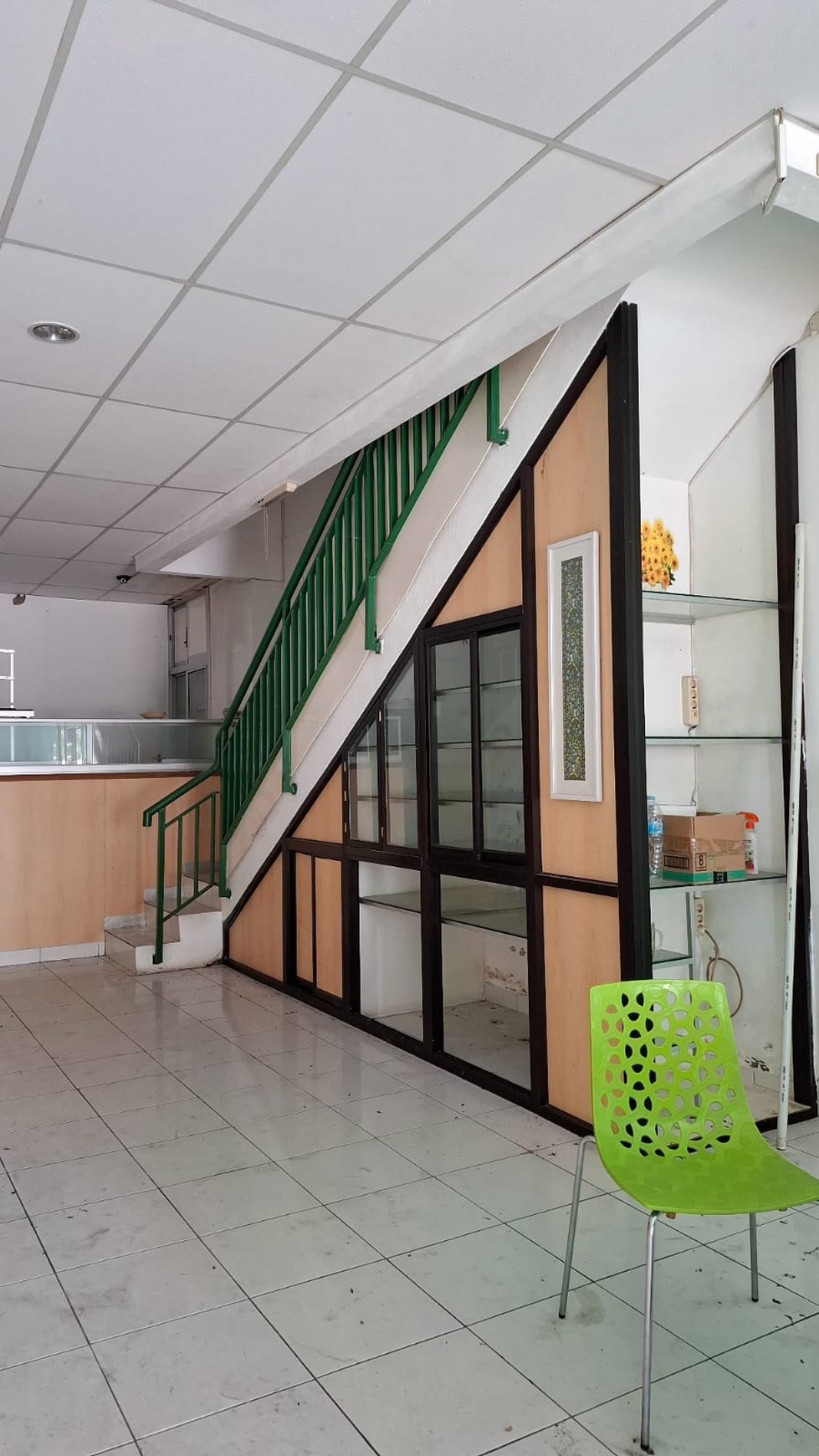 Dijual Ruko 3 lantai Berada di dalam kompleks bisnis area di Karang Tengah, Lebak Bulus, Jakarta Selatan.