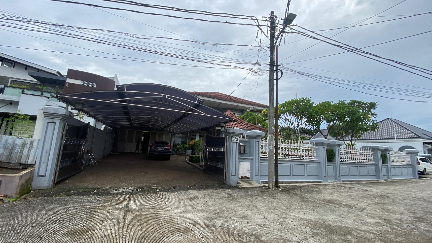 Rumah Klasik Elegan di Cilandak 1.317 m2 di Cilandak, Halaman Luas & Strategis