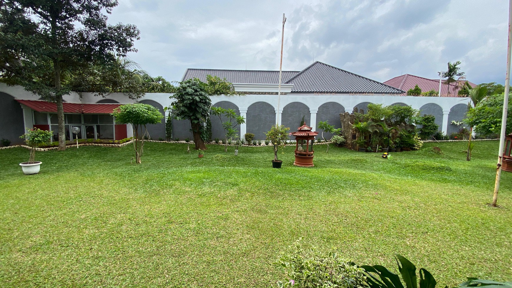 Rumah Klasik Elegan di Cilandak 1.317 m2 di Cilandak, Halaman Luas & Strategis