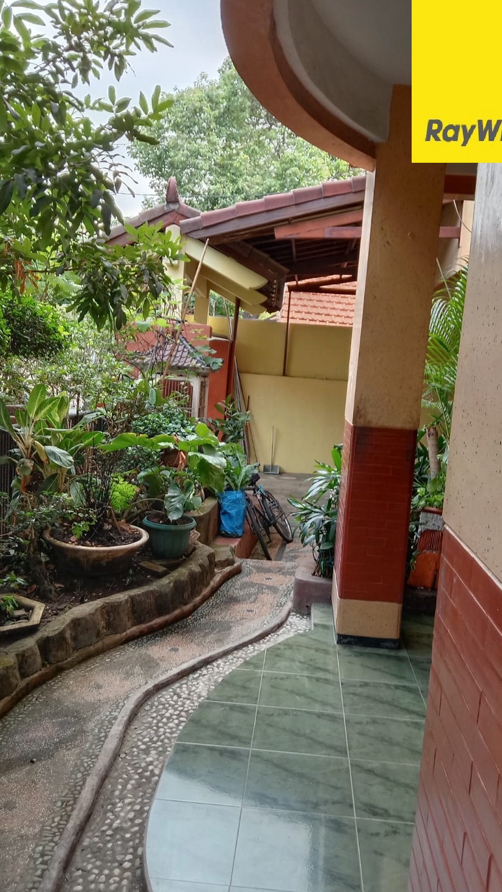 Dijual Rumah 2 lantai SHM di Gayung Kebonsari Surabaya