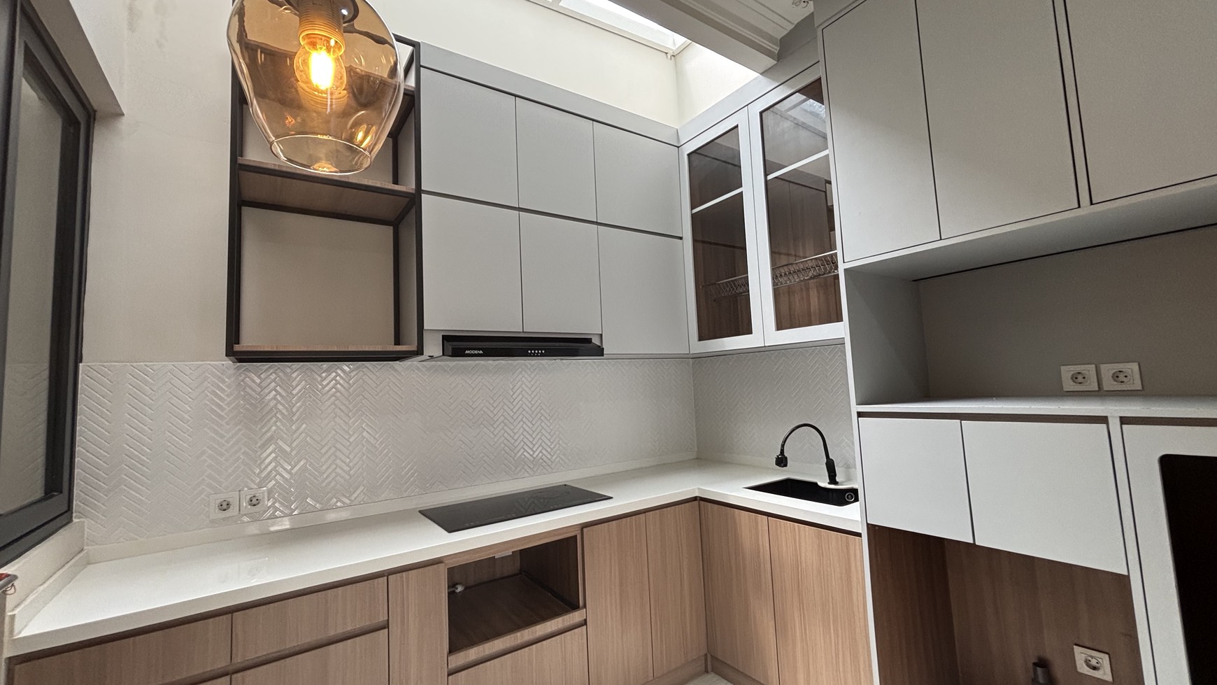 Rumah Cantik Modern Minimalis Siap Huni di Dalam Cluster Kota Wisata