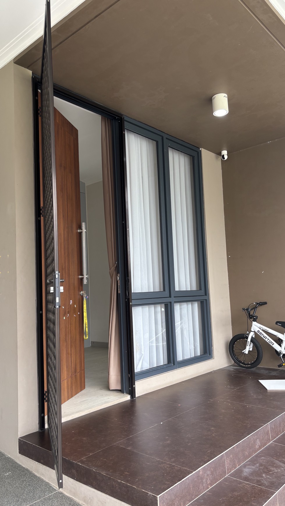 Rumah Cantik Modern Minimalis Siap Huni di Dalam Cluster Kota Wisata