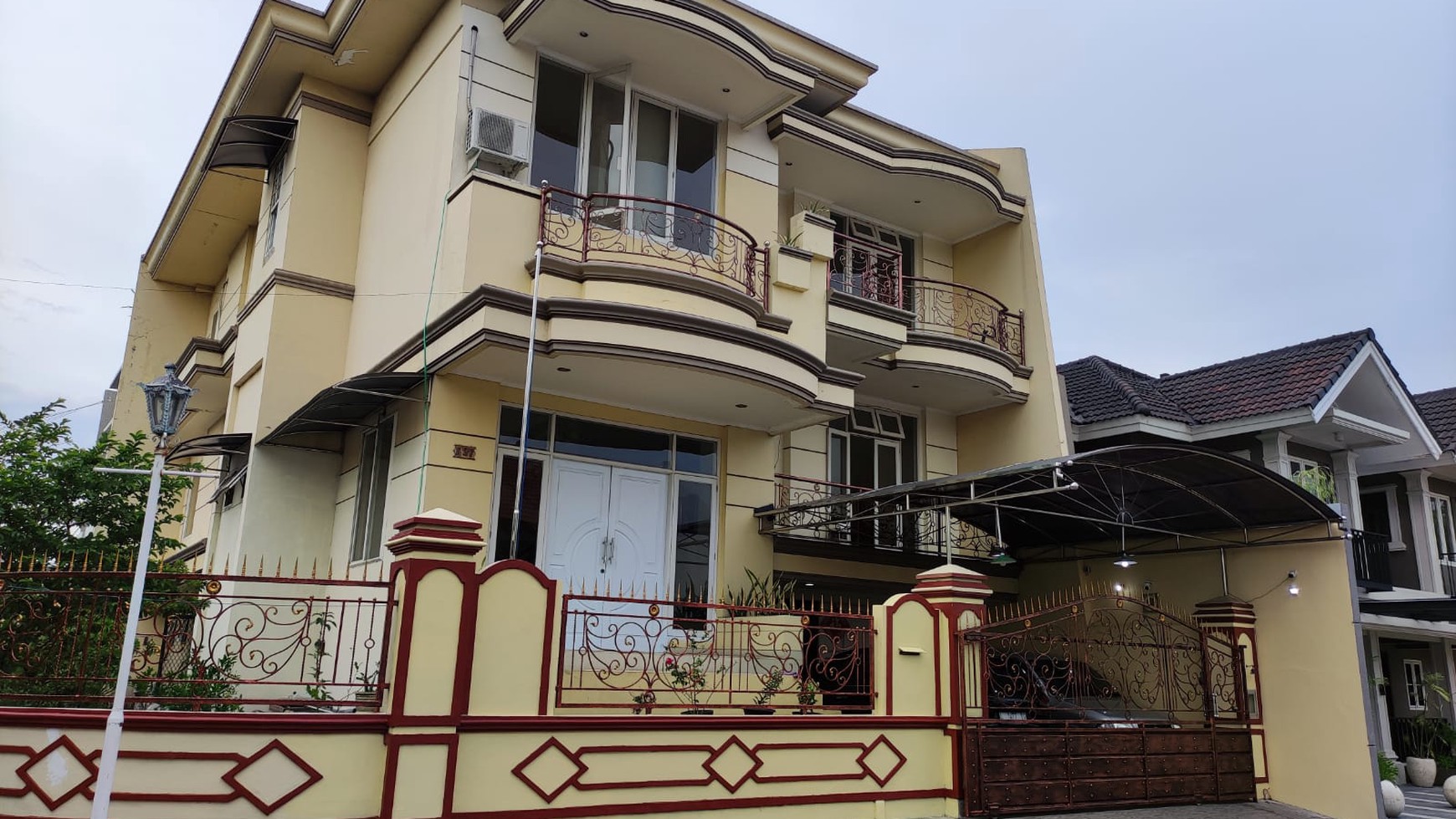 Dijual 300m2 Rumah Pantai Mentari Kenjeran Surabaya Timur - Hook 3,5 Lantai Dekat Pakuwon.city, Galaxy Mall