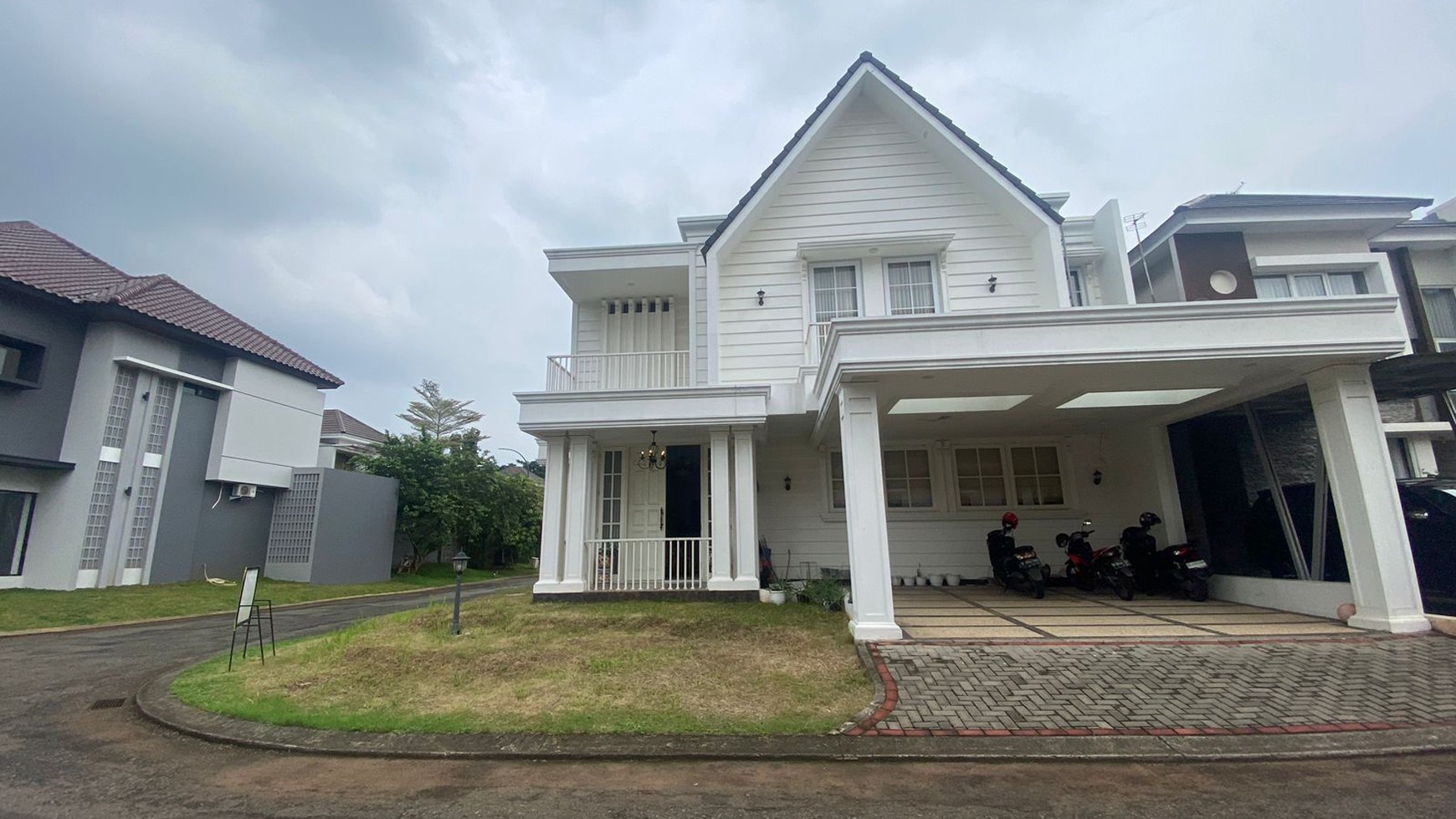 Rumah Siap Huni dengan Sentuhan Gaya Klasik yang Elegan di Kota Wisata