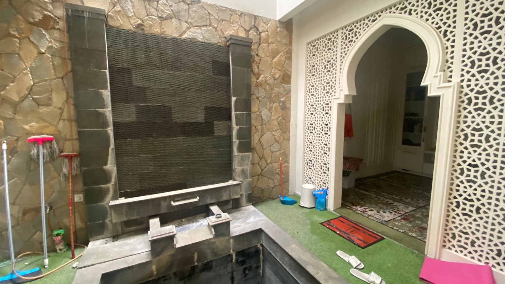 TURUN HARGA Rumah Siap Huni dengan Sentuhan Gaya Klasik yang Elegan di Kota Wisata