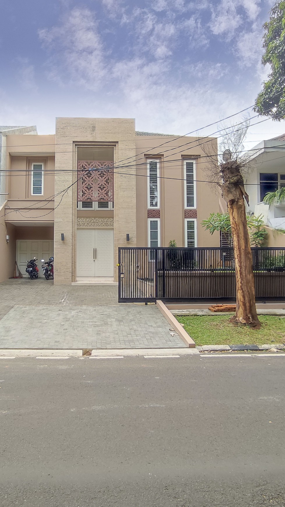 Rumah Mewah dengan pool di Gedung Pinang, Pondok Indah 