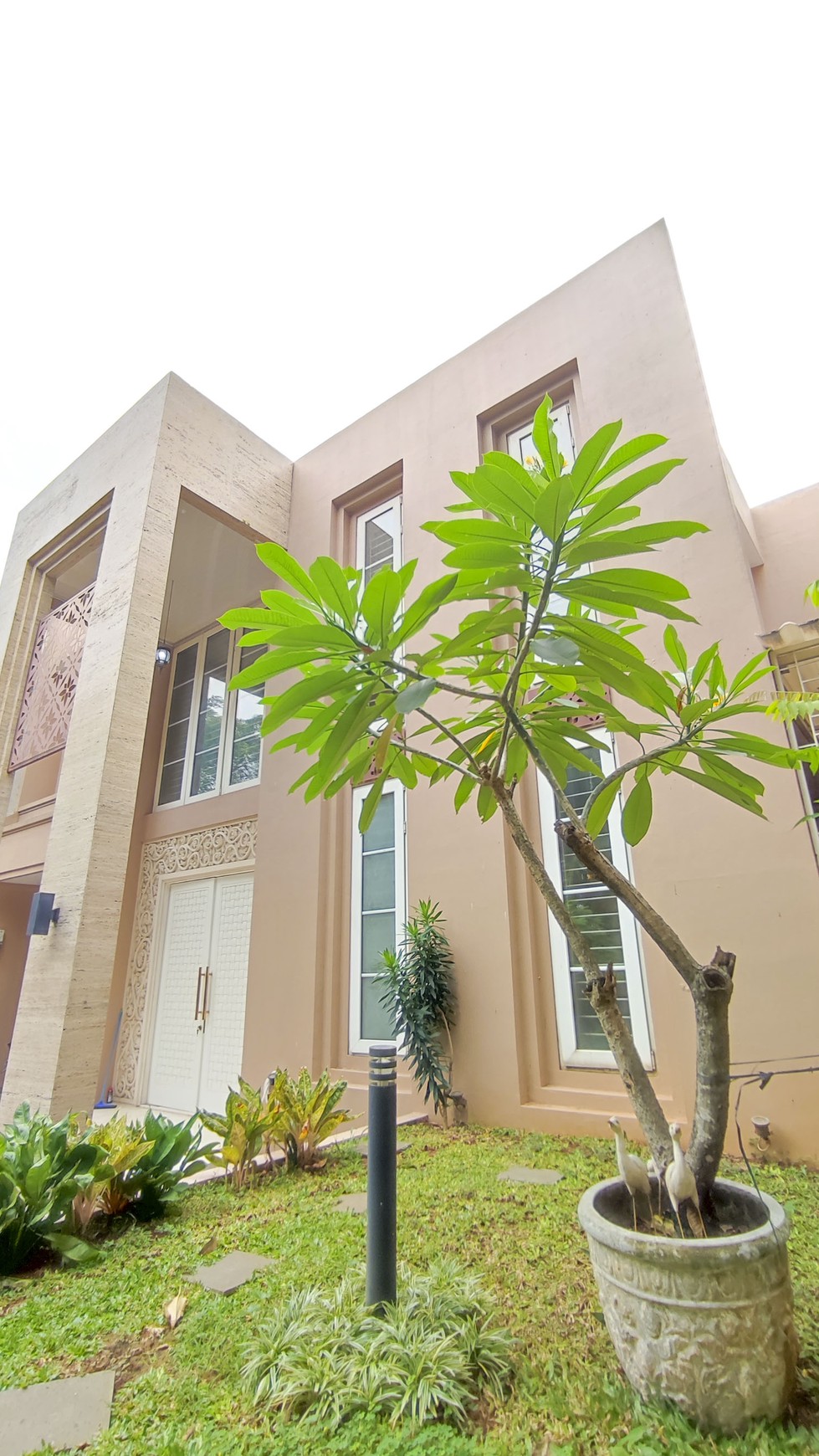 Rumah Mewah dengan pool di Gedung Pinang, Pondok Indah 