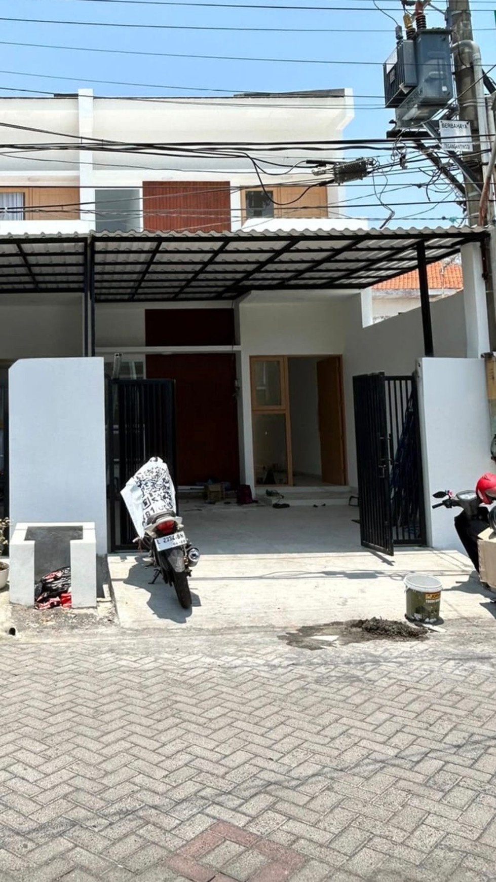 RUMAH MODERN MINIMALIS SIAP HUNI Rungkut asri tengah