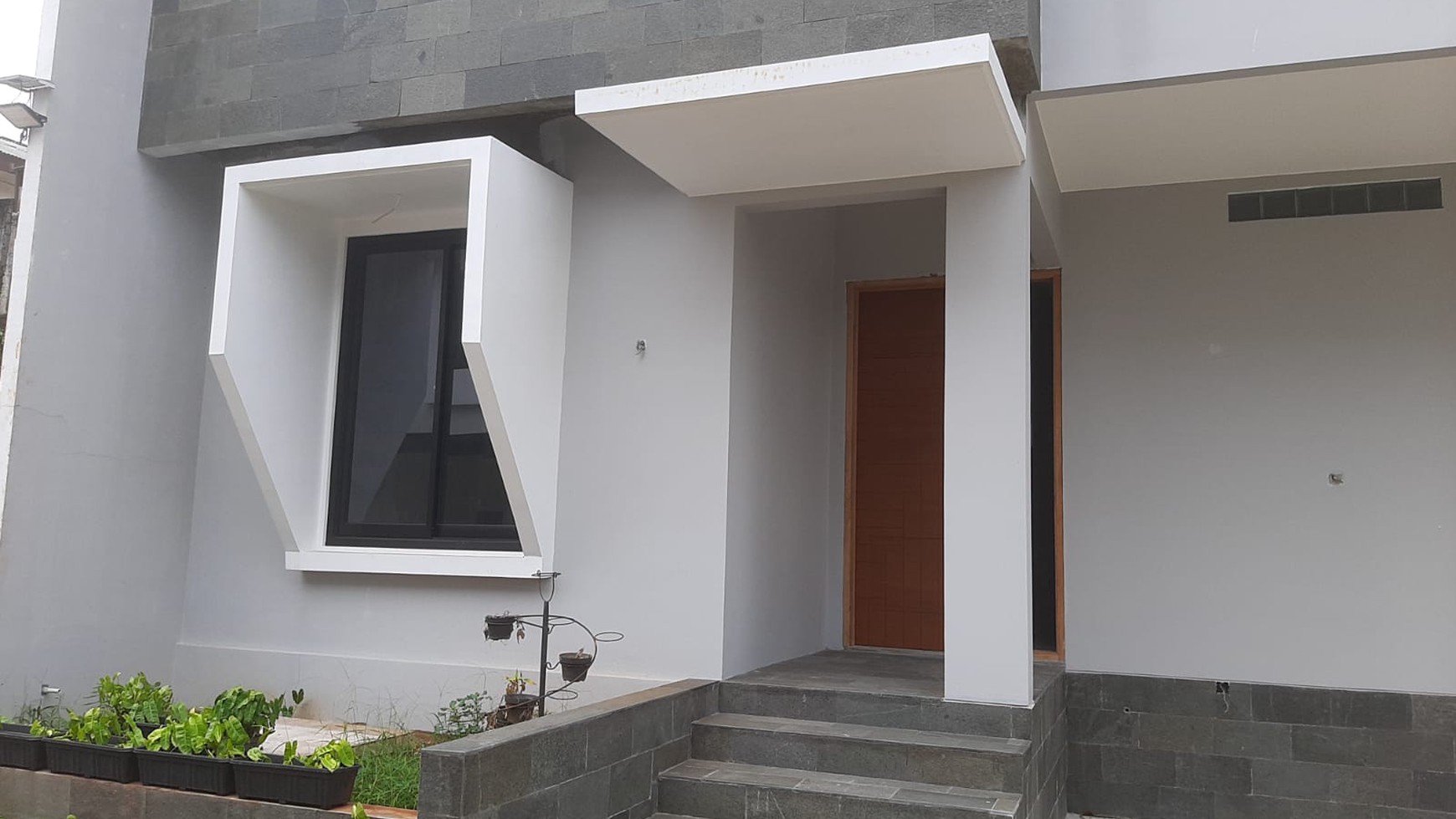 Rumah dijual 2 Lantai Bangunan Baru di Cirendeu