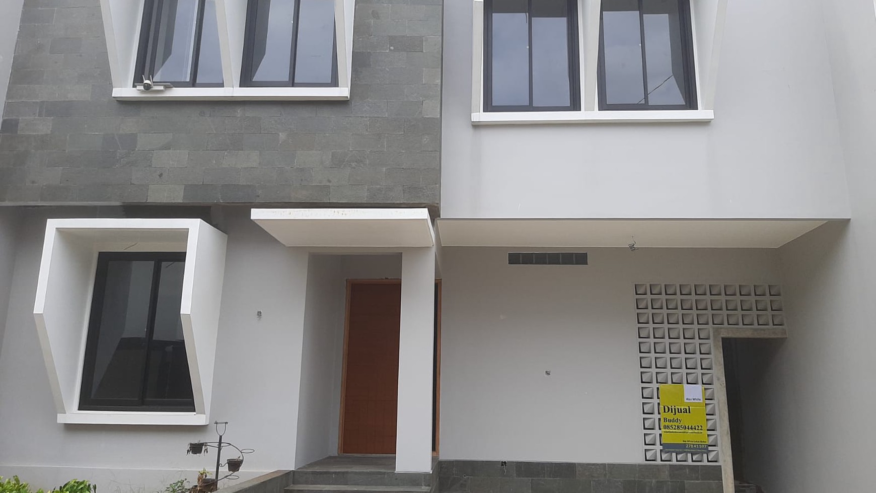 Rumah dijual 2 Lantai Bangunan Baru di Cirendeu