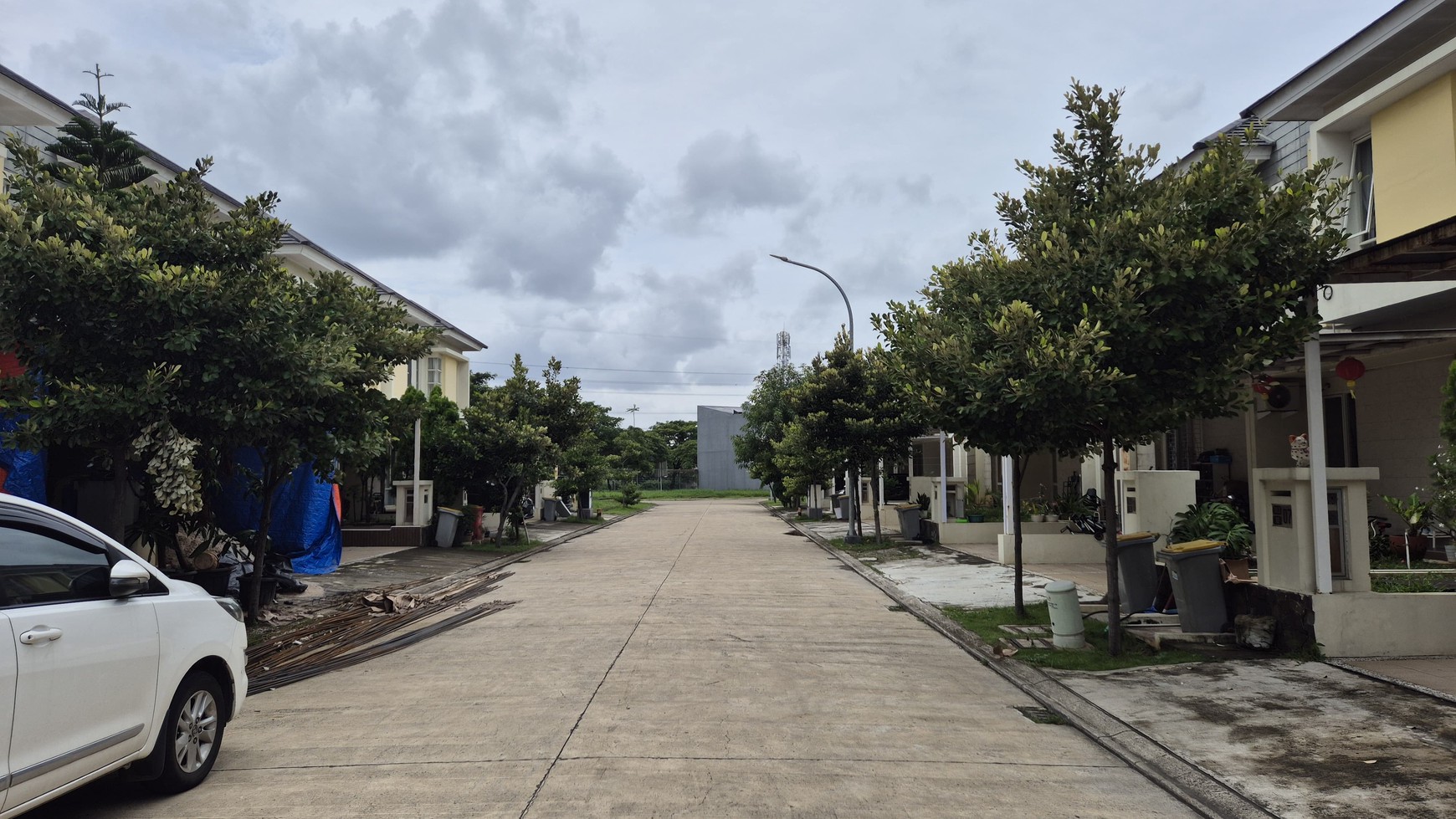 Rumah Cluster Dekat Taman di Harapan Indah Bekasi