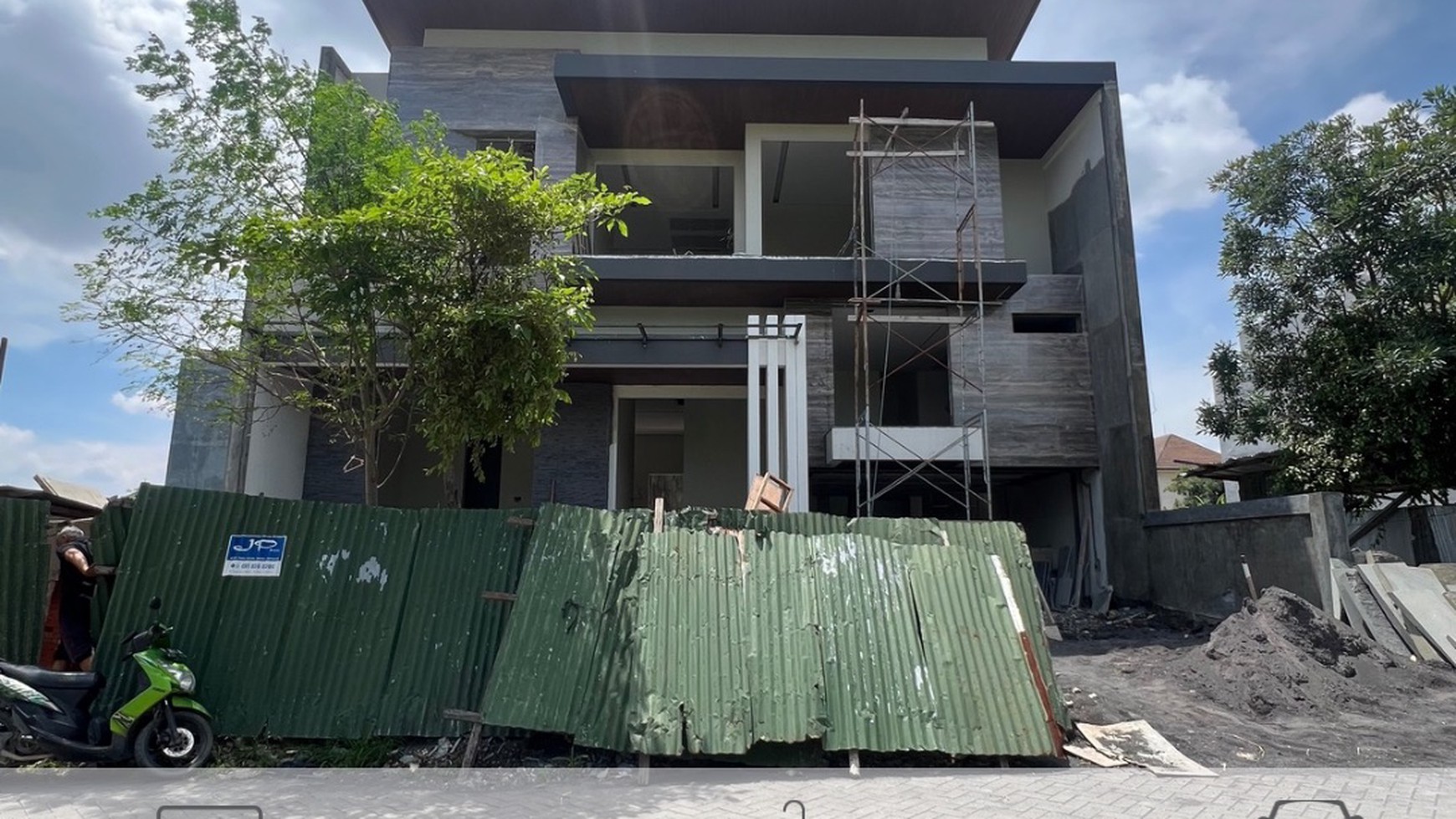 dijual rumah baru gress split level pakuwon indah