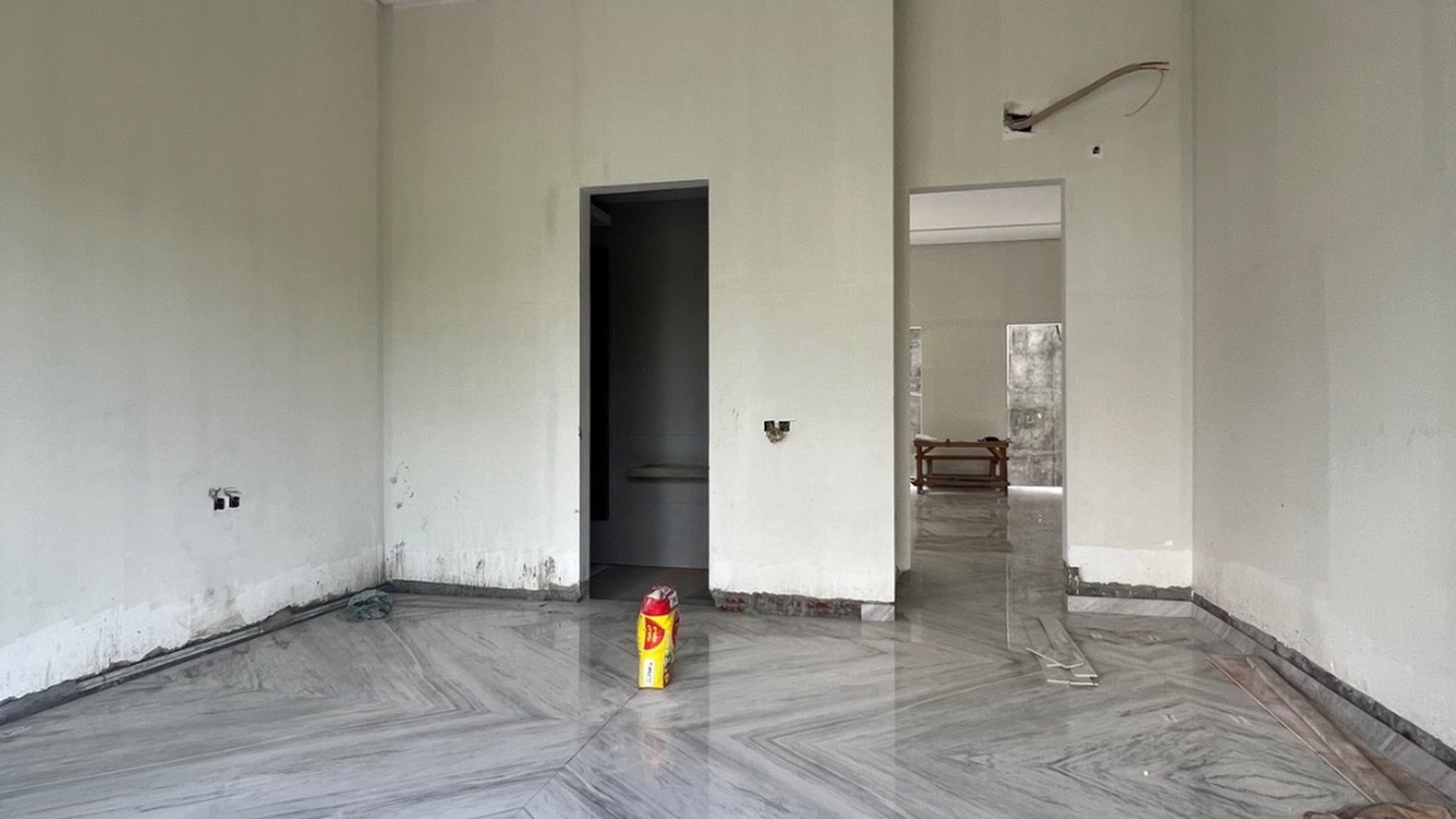 dijual rumah baru gress split level pakuwon indah