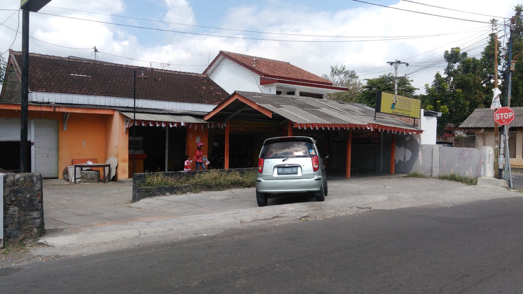 Rumah lama di dekat kampus UGM dan UNY caturtunggal depok sleman yogykarta