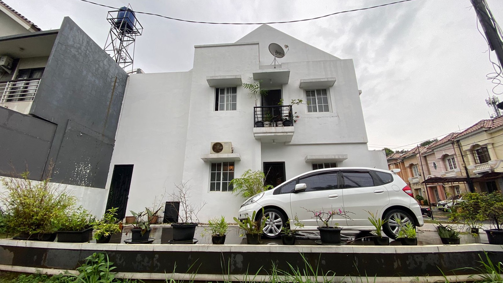 Rumah Cantik dan Nyaman, Posisi Hoek di Raffles Hills Cibubur