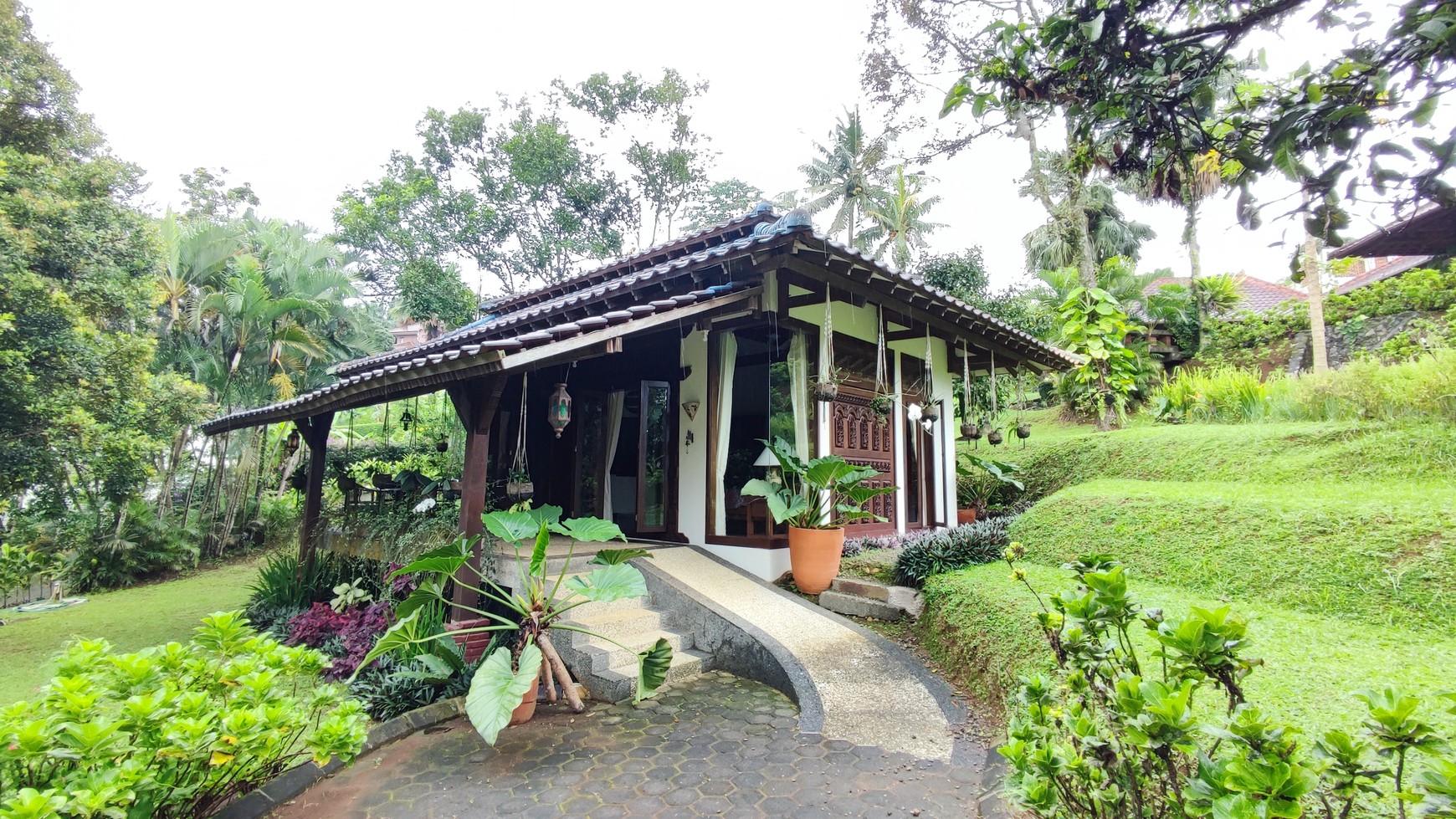 Jarang Ada. Villa mewah Puncak Ciawi Bogor, full kayu jati.. 