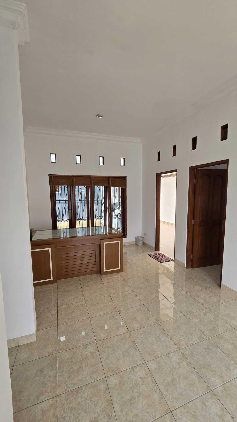 RUMAH DISEWAKAN SEMI FURNISH DI SALAH SATU PERUMAHAN PREMIUM, MERAPI REGENCY, SLEMAN