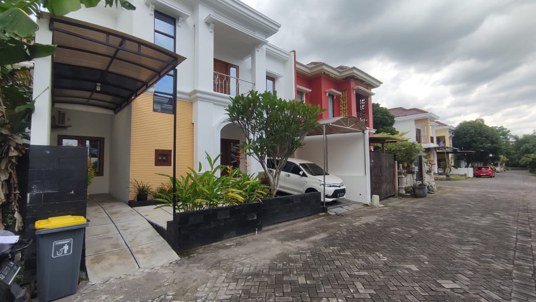 RUMAH DISEWAKAN SEMI FURNISH DI SALAH SATU PERUMAHAN PREMIUM, MERAPI REGENCY, SLEMAN