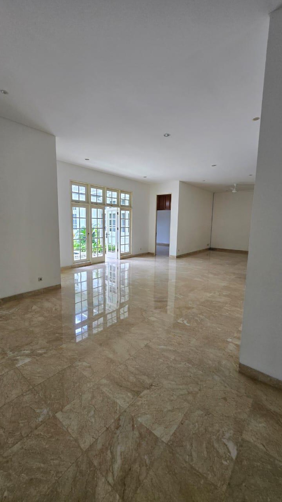 Dijual Rumah mewah megah 1 lantai ada kolam renang di Kebayoran Baru