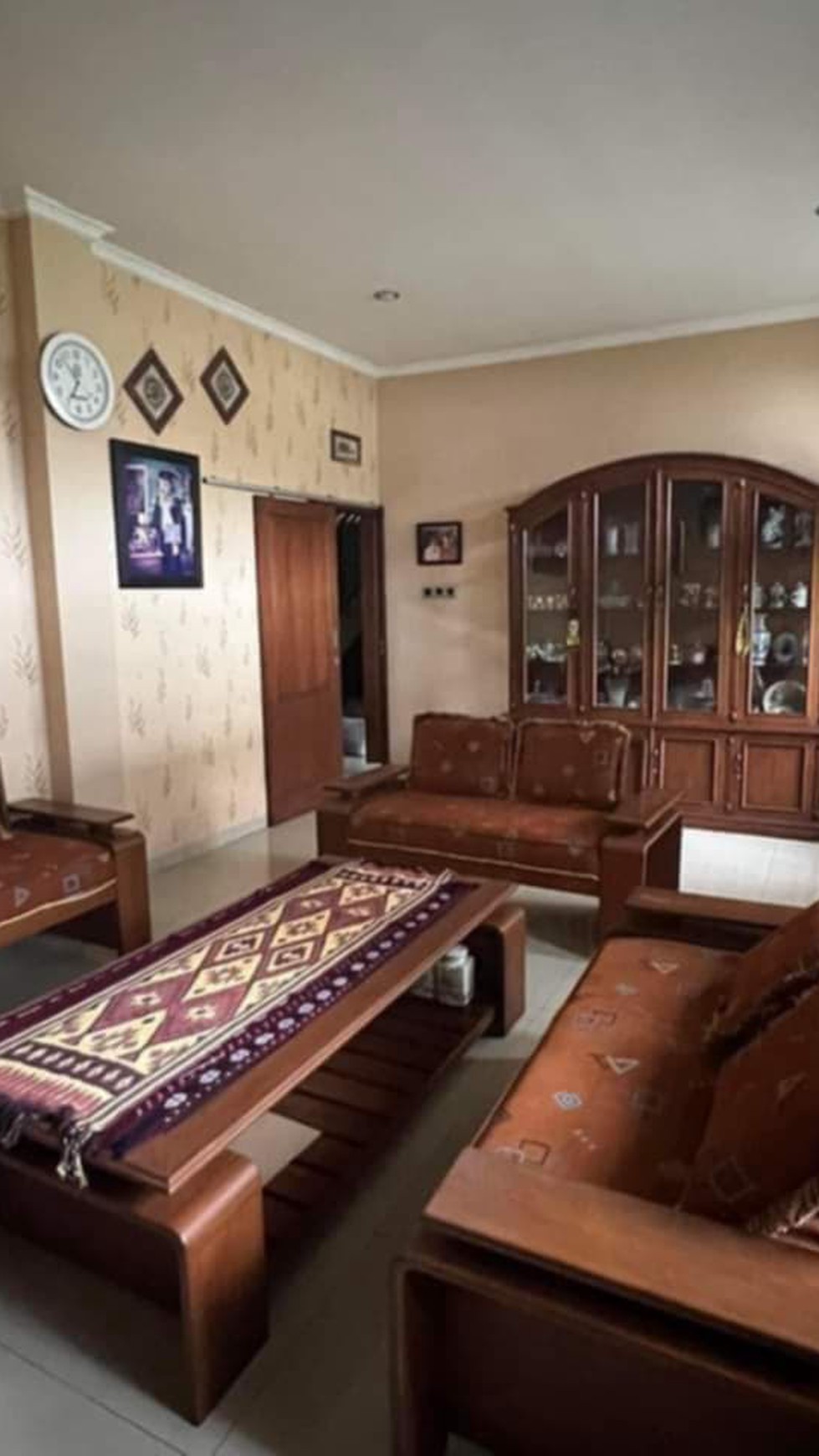 Rumah 2 Lantai Semi Furnished di jl Hariangbanga