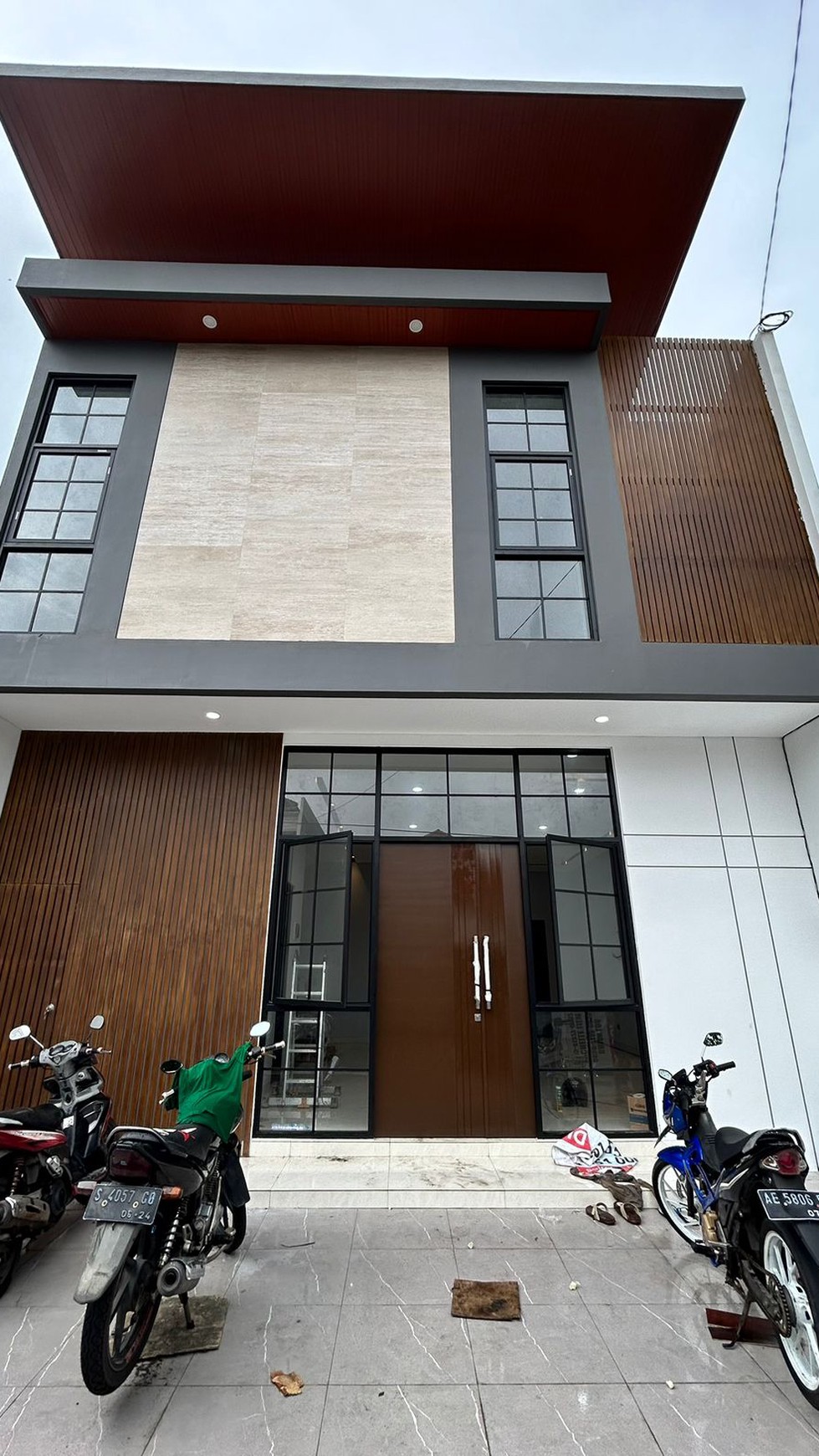 RUMAH  BARU FRESH 2 lantai MODERN TROPICAL MINIMALIS SUTOREJO TIMUR