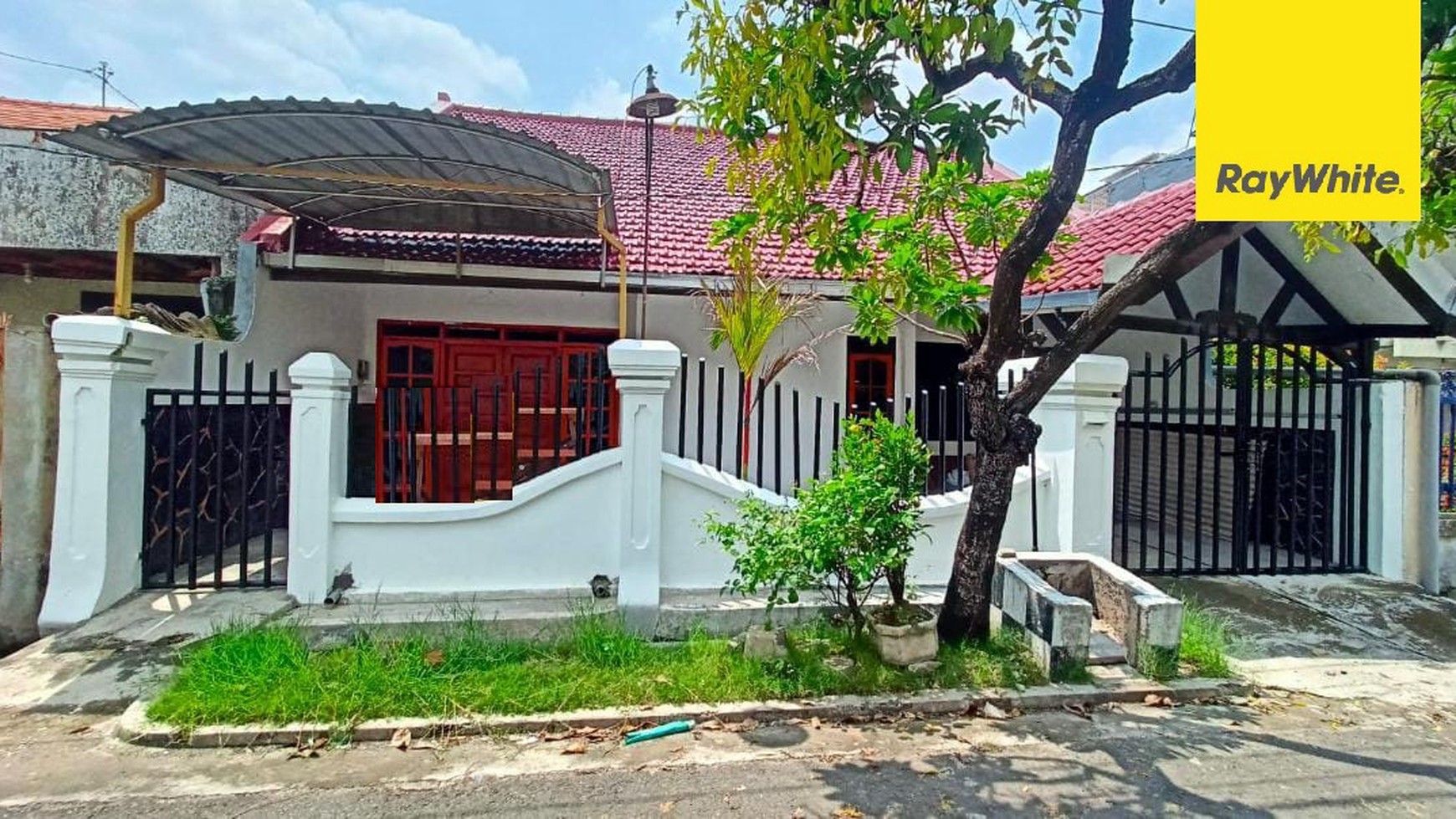 Disewakan Rumah Strategis di Jalan Jemursari Surabaya